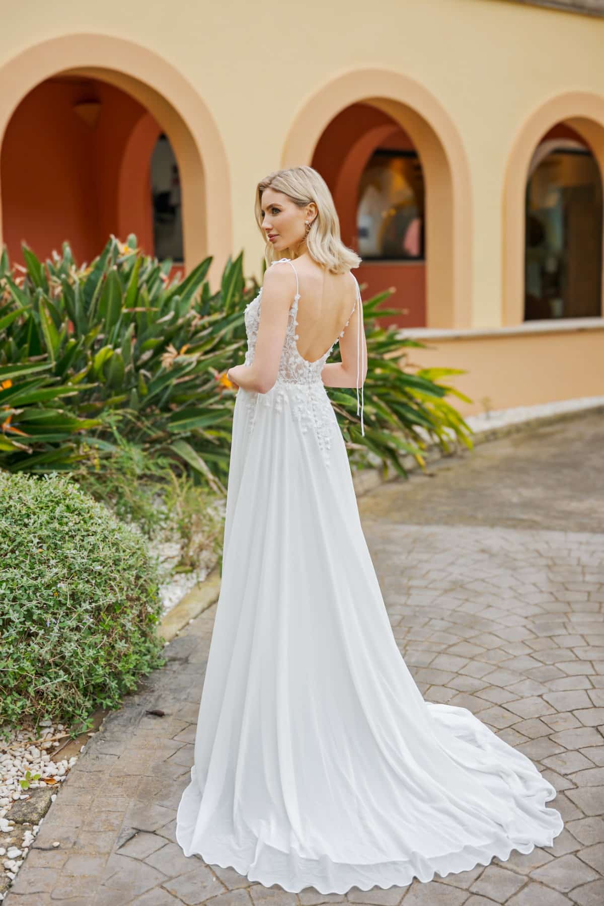 al138 Brautkleid Amera Vera light Fashion Queen bei VeRina Brautmoden in Hille Rothenuffeln leichtes Chiffonkleid 3D Blüten U Ausschnit Rücken V Ausschnitt Spaghettiträger (3)