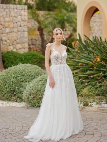 b2652 Brautkleid Ann Angelex Fashion Queen bei VeRina Brautmoden in Hille Rothenuffeln leichtes Softtüllkleid Spitzen Blüten U Ausschnit Rücken V Ausschnitt Spaghettiträger 1 