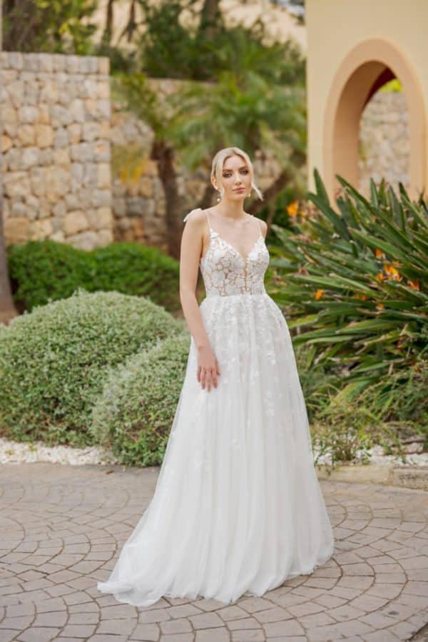 b2652 Brautkleid Ann Angelex Fashion Queen bei VeRina Brautmoden in Hille Rothenuffeln leichtes Softtüllkleid Spitzen Blüten U Ausschnit Rücken V Ausschnitt Spaghettiträger 1