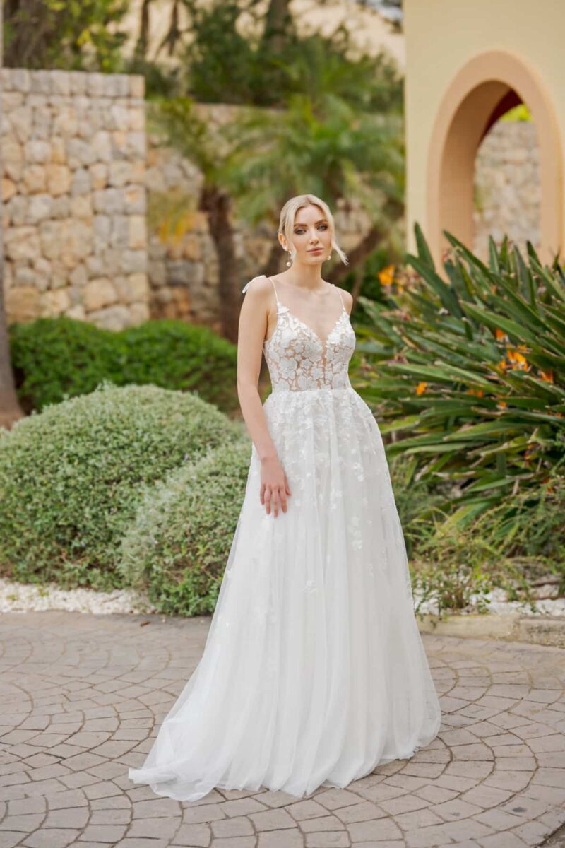 b2652 Brautkleid Ann Angelex Fashion Queen bei VeRina Brautmoden in Hille Rothenuffeln leichtes Softtüllkleid Spitzen Blüten U Ausschnit Rücken V Ausschnitt Spaghettiträger 1