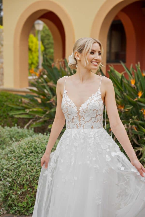 b2652 Brautkleid Ann Angelex Fashion Queen bei VeRina Brautmoden in Hille Rothenuffeln leichtes Softtüllkleid Spitzen Blüten U Ausschnit Rücken V Ausschnitt Spaghettiträger 2