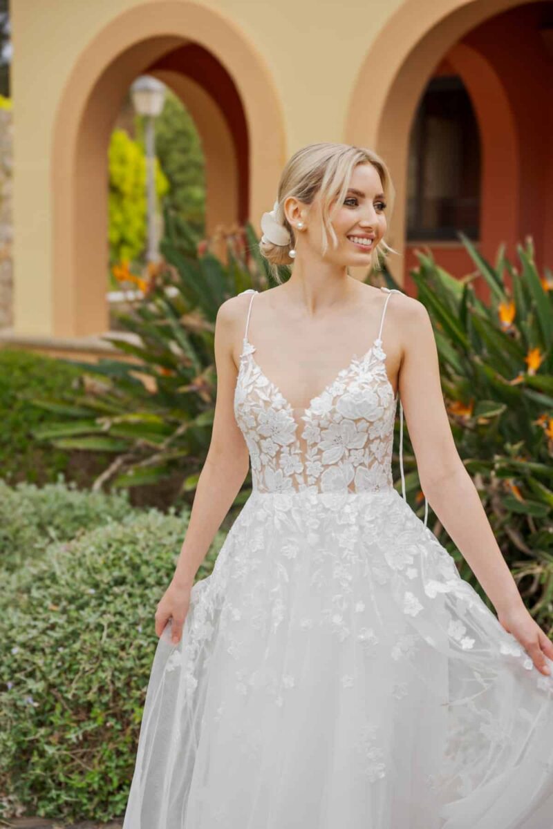 b2652 Brautkleid Ann Angelex Fashion Queen bei VeRina Brautmoden in Hille Rothenuffeln leichtes Softtüllkleid Spitzen Blüten U Ausschnit Rücken V Ausschnitt Spaghettiträger 2