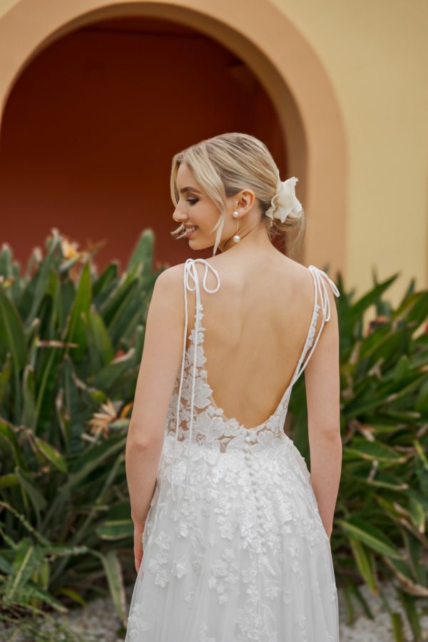 b2652 Brautkleid Ann Angelex Fashion Queen bei VeRina Brautmoden in Hille Rothenuffeln leichtes Softtüllkleid Spitzen Blüten U Ausschnit Rücken V Ausschnitt Spaghettiträger 3