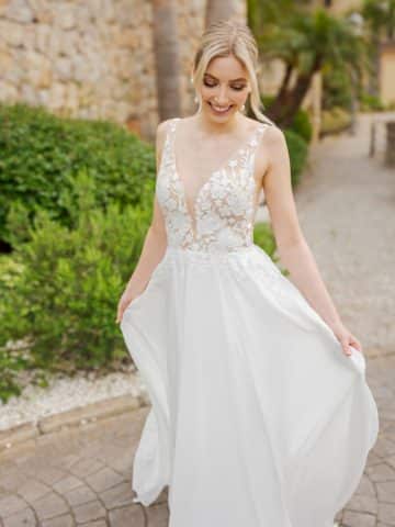 b2653 Brautkleid Ann Angelex Fashion Queen bei VeRina Brautmoden in Hille Rothenuffeln leichtes Chiffonkleid Spitzen Blüten V Ausschnit Rücken V Ausschnitt breite Träger 1 