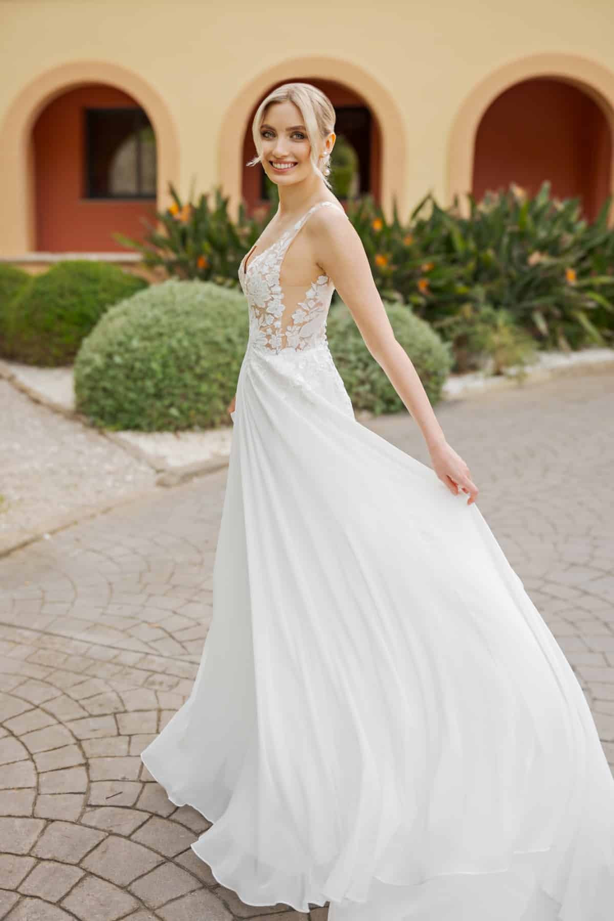 b2653 Brautkleid Ann Angelex Fashion Queen bei VeRina Brautmoden in Hille Rothenuffeln leichtes Chiffonkleid Spitzen Blüten V Ausschnit Rücken V Ausschnitt breite Träger 3