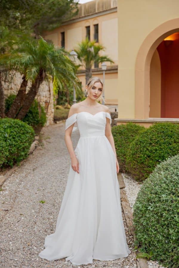 b2654 Brautkleid Ann Angelex Fashion Queen bei VeRina Brautmoden in Hille Rothenuffeln leichtes Chiffonkleid ohne Spitze Herz Ausschnitt gerader Rücken Ausschnitt Carmen Träger 1