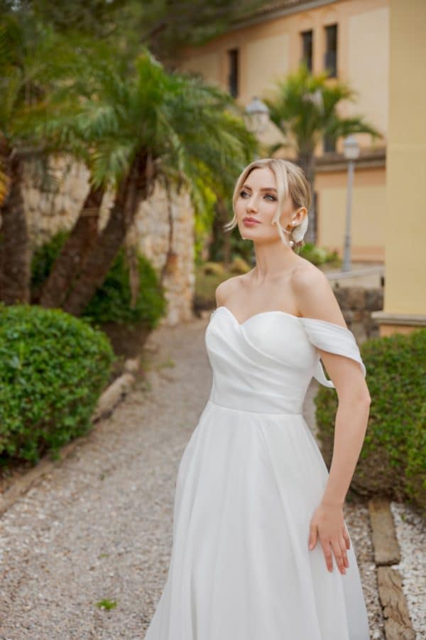 b2654 Brautkleid Ann Angelex Fashion Queen bei VeRina Brautmoden in Hille Rothenuffeln leichtes Chiffonkleid ohne Spitze Herz Ausschnitt gerader Rücken Ausschnitt Carmen Träger 2