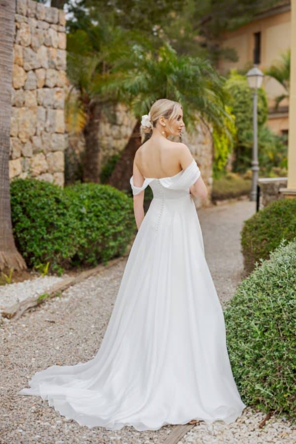 b2654 Brautkleid Ann Angelex Fashion Queen bei VeRina Brautmoden in Hille Rothenuffeln leichtes Chiffonkleid ohne Spitze Herz Ausschnitt gerader Rücken Ausschnitt Carmen Träger 3