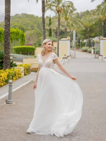 bs520 Brautkleid Fashion Queen bei VeRina Brautmoden in Hille Rothenuffeln Umstandskleid Tüllkleid 3D Blüten V Ausschnit Rücken V Ausschnitt Ärmel1 