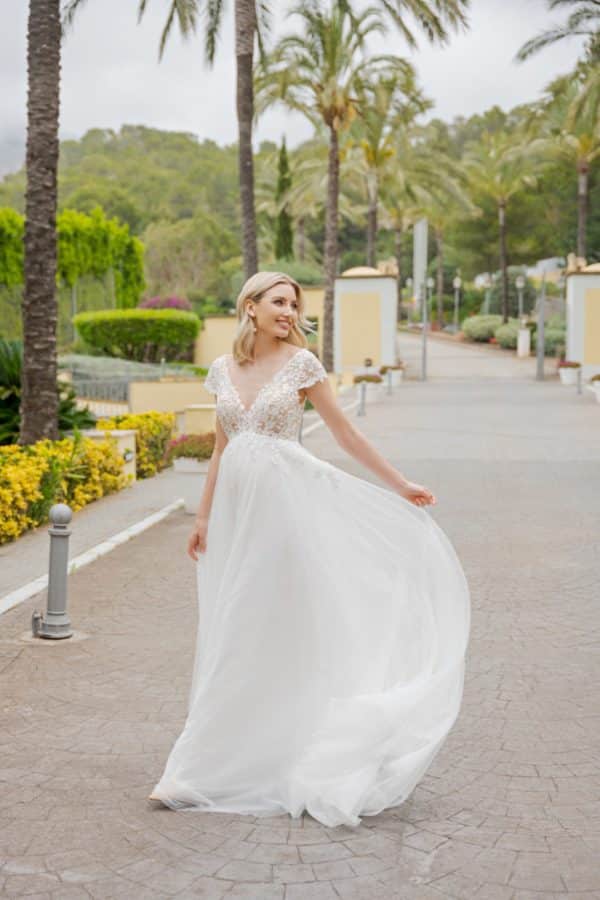bs520 Brautkleid Fashion Queen bei VeRina Brautmoden in Hille Rothenuffeln Umstandskleid Tüllkleid 3D Blüten V Ausschnit Rücken V Ausschnitt Ärmel1