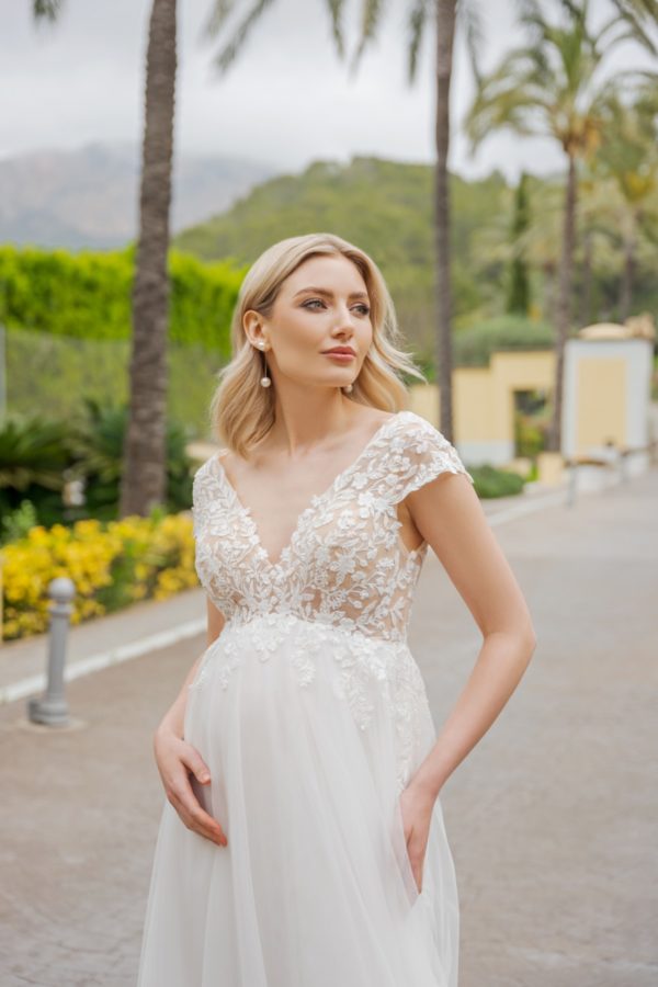 bs520 Brautkleid Fashion Queen bei VeRina Brautmoden in Hille Rothenuffeln Umstandskleid Tüllkleid 3D Blüten V Ausschnit Rücken V Ausschnitt Ärmel2