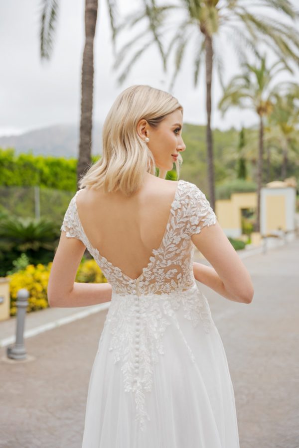 bs520 Brautkleid Fashion Queen bei VeRina Brautmoden in Hille Rothenuffeln Umstandskleid Tüllkleid 3D Blüten V Ausschnit Rücken V Ausschnitt Ärmel3