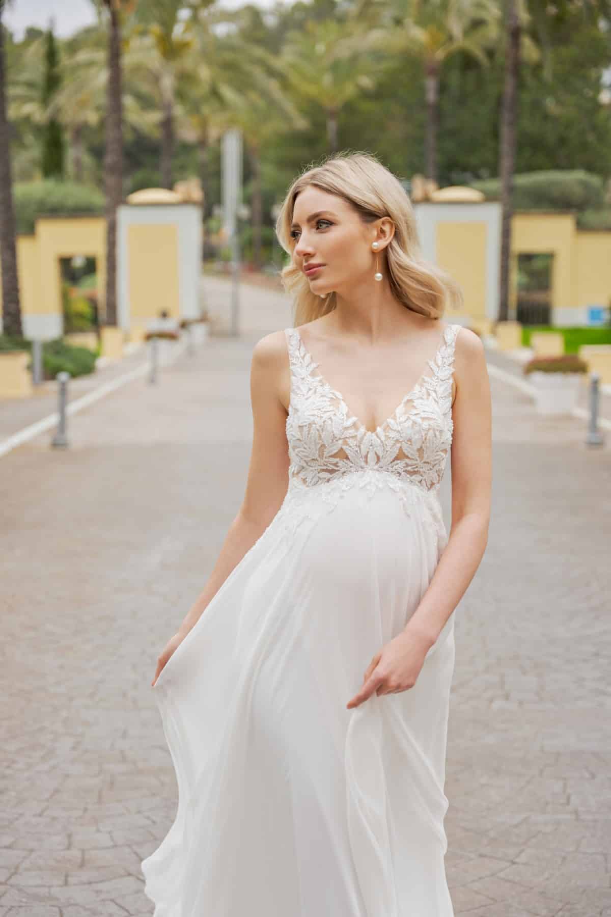 bs524 Umstandskleid Fashion Queen bei VeRina Brautmoden in Hille Rothenuffeln Chiffonkleid Schleppe Blätterspitze brauner Tüll v Ausschnitt (2)