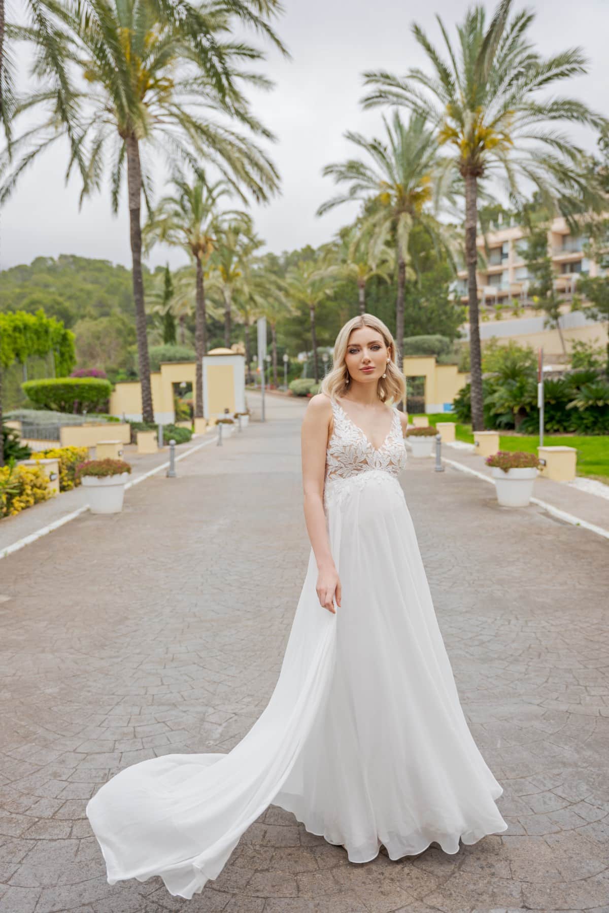 bs524 Umstandskleid Fashion Queen bei VeRina Brautmoden in Hille Rothenuffeln Chiffonkleid Schleppe Blätterspitze brauner Tüll v Ausschnitt