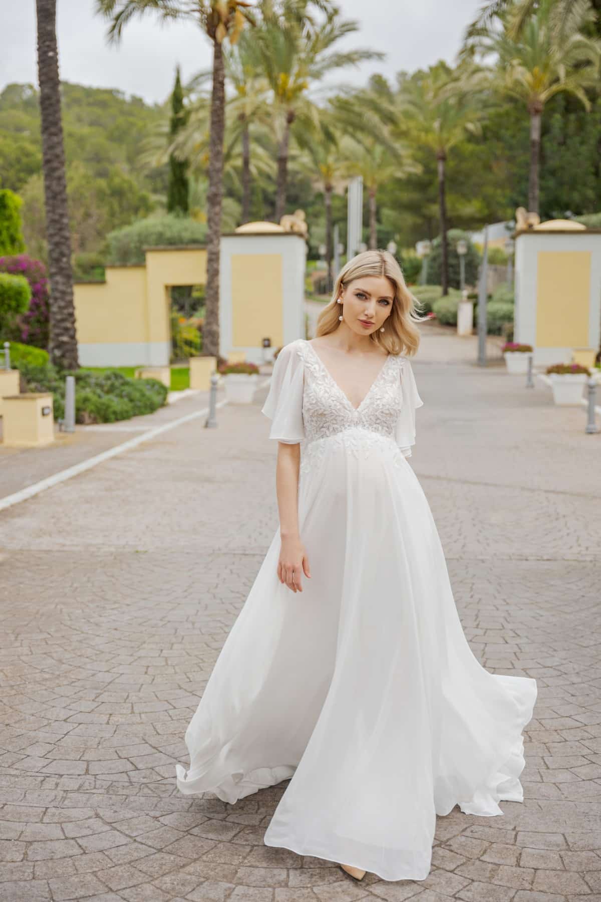 bs525 Umstamdskleid Fashion Queen Brautkleid bei VeRina Brautmoden in Hille Rothenuffeln Chiffonkleid Schleppe V Ausschnitt Flatterärmel aus Chiffon zarte Blätterspitze (1)