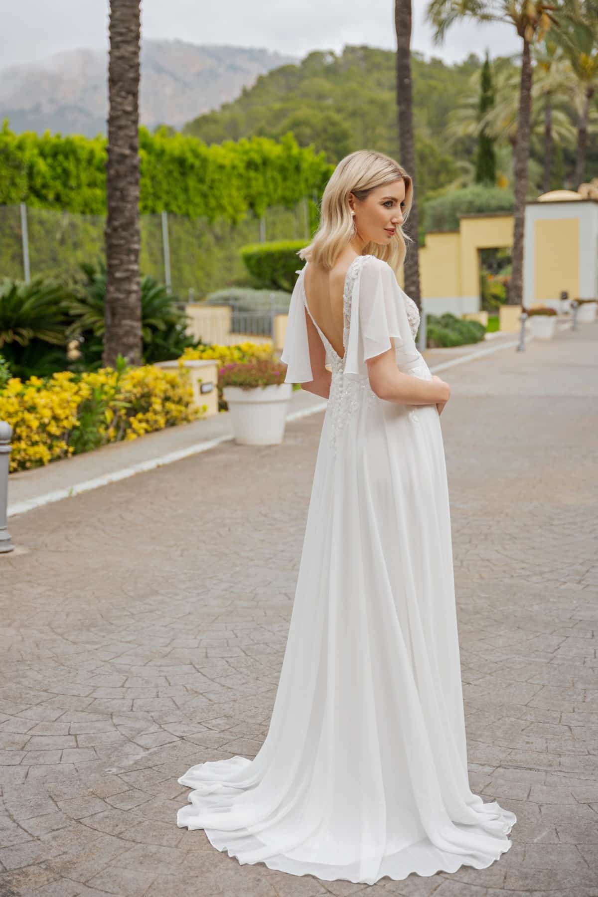 bs525 Umstamdskleid Fashion Queen Brautkleid bei VeRina Brautmoden in Hille Rothenuffeln Chiffonkleid Schleppe V Ausschnitt Flatterärmel aus Chiffon zarte Blätterspitze (2)