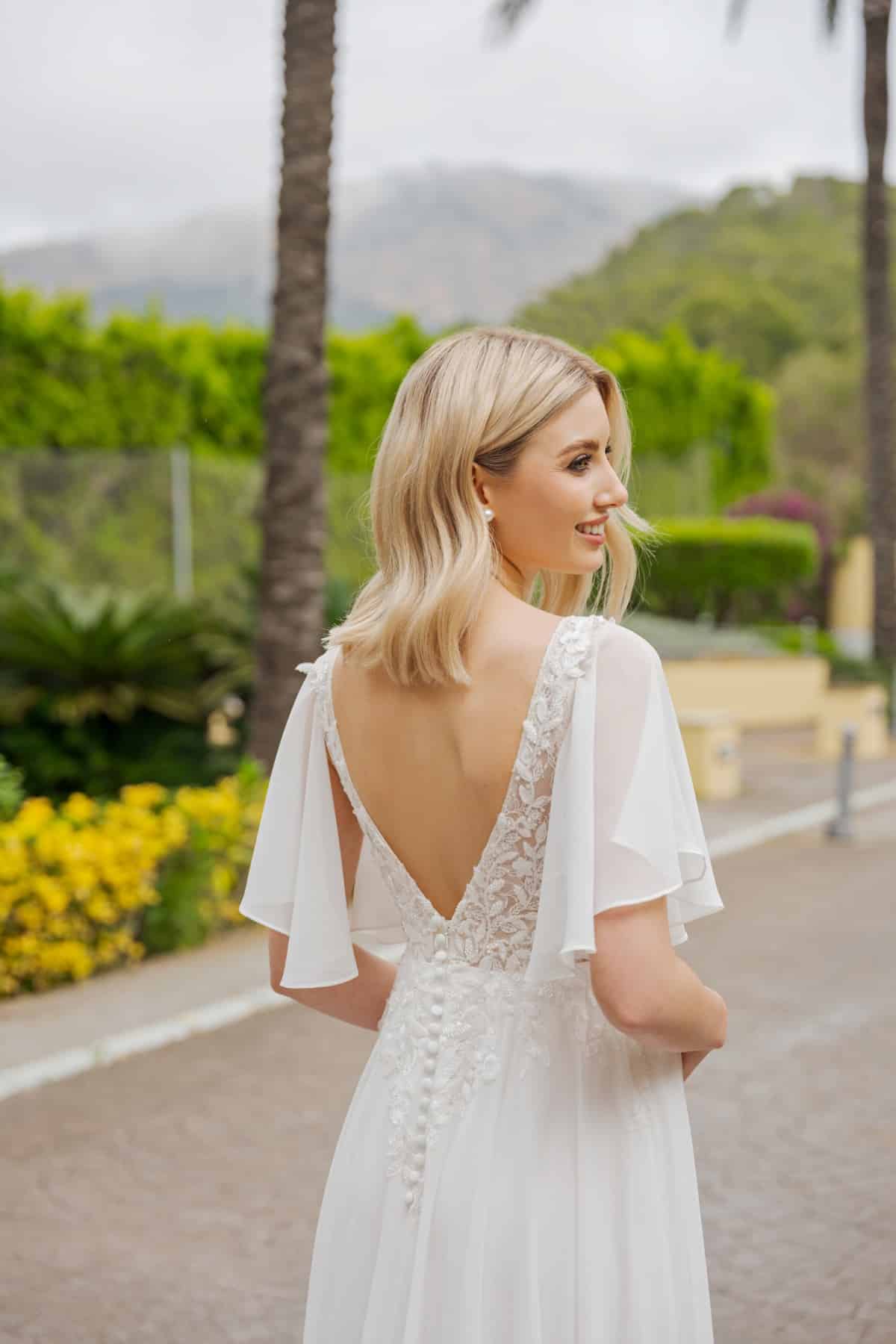 bs525 Umstamdskleid Fashion Queen Brautkleid bei VeRina Brautmoden in Hille Rothenuffeln Chiffonkleid Schleppe V Ausschnitt Flatterärmel aus Chiffon zarte Blätterspitze (3)