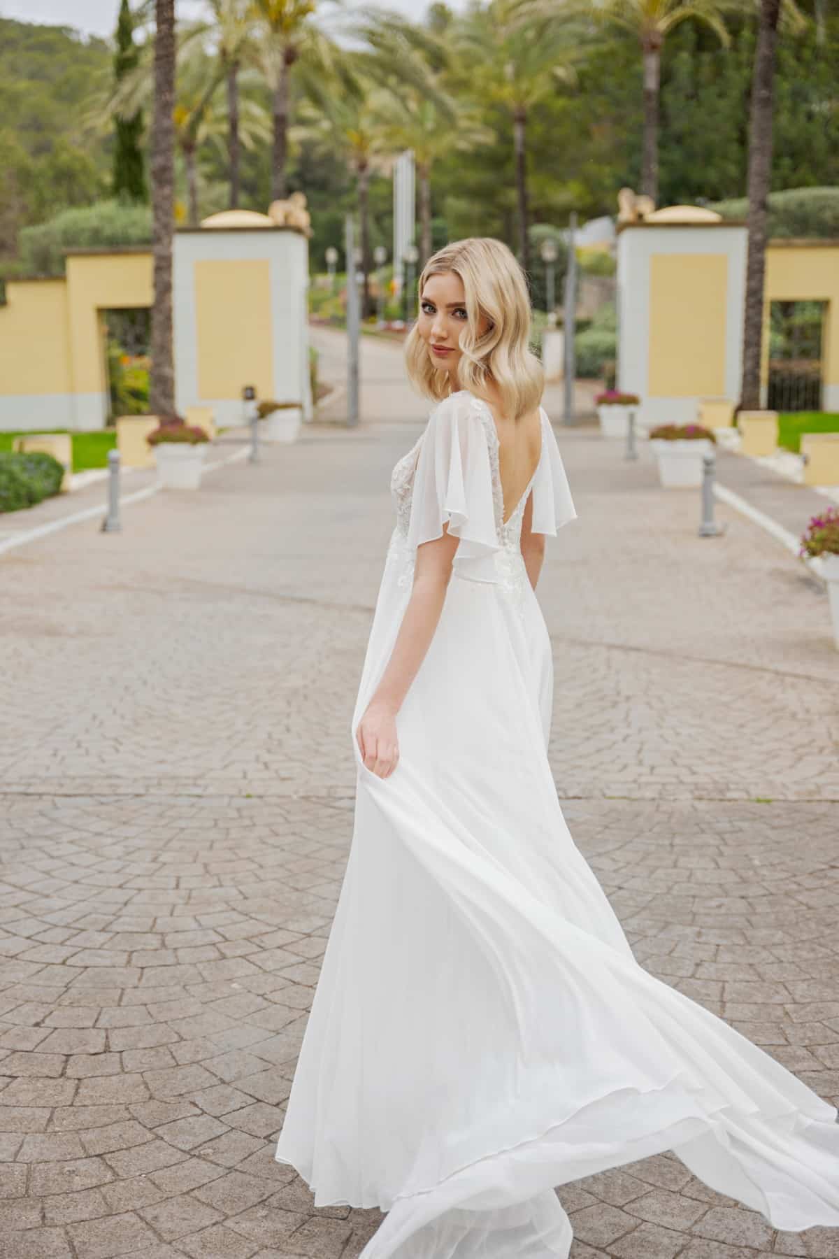 bs525 Umstamdskleid Fashion Queen Brautkleid bei VeRina Brautmoden in Hille Rothenuffeln Chiffonkleid Schleppe V Ausschnitt Flatterärmel aus Chiffon zarte Blätterspitze (4)