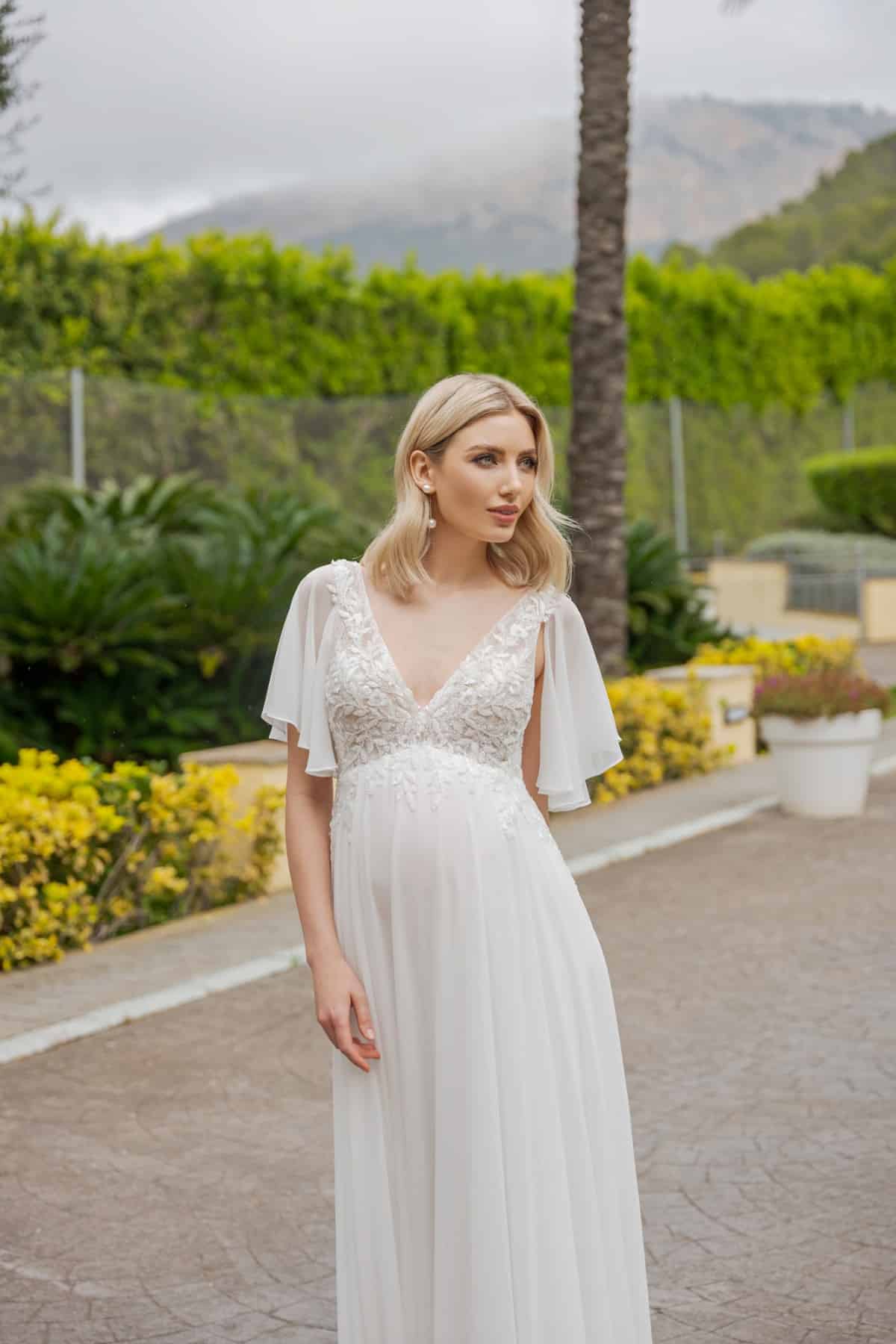 bs525 Umstamdskleid Fashion Queen Brautkleid bei VeRina Brautmoden in Hille Rothenuffeln Chiffonkleid Schleppe V Ausschnitt Flatterärmel aus Chiffon zarte Blätterspitze