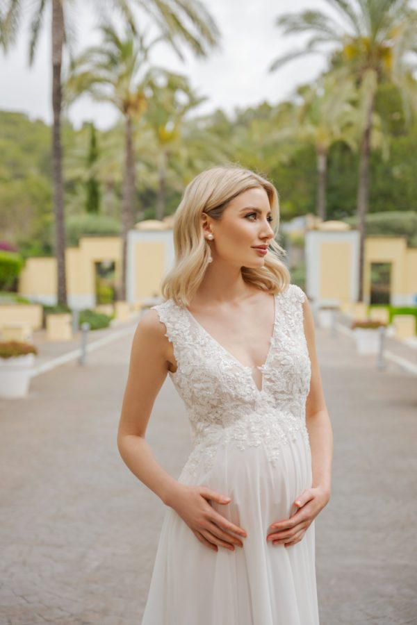 bs526 Umstandskleid Brautkleid Fashion Queen Bei VeRina Brautmoden in Hille Rothenuffeln Chiffonkleid Schleppe breitere Träger hochgeschlossener Rücken mit Knopfleiste (3)