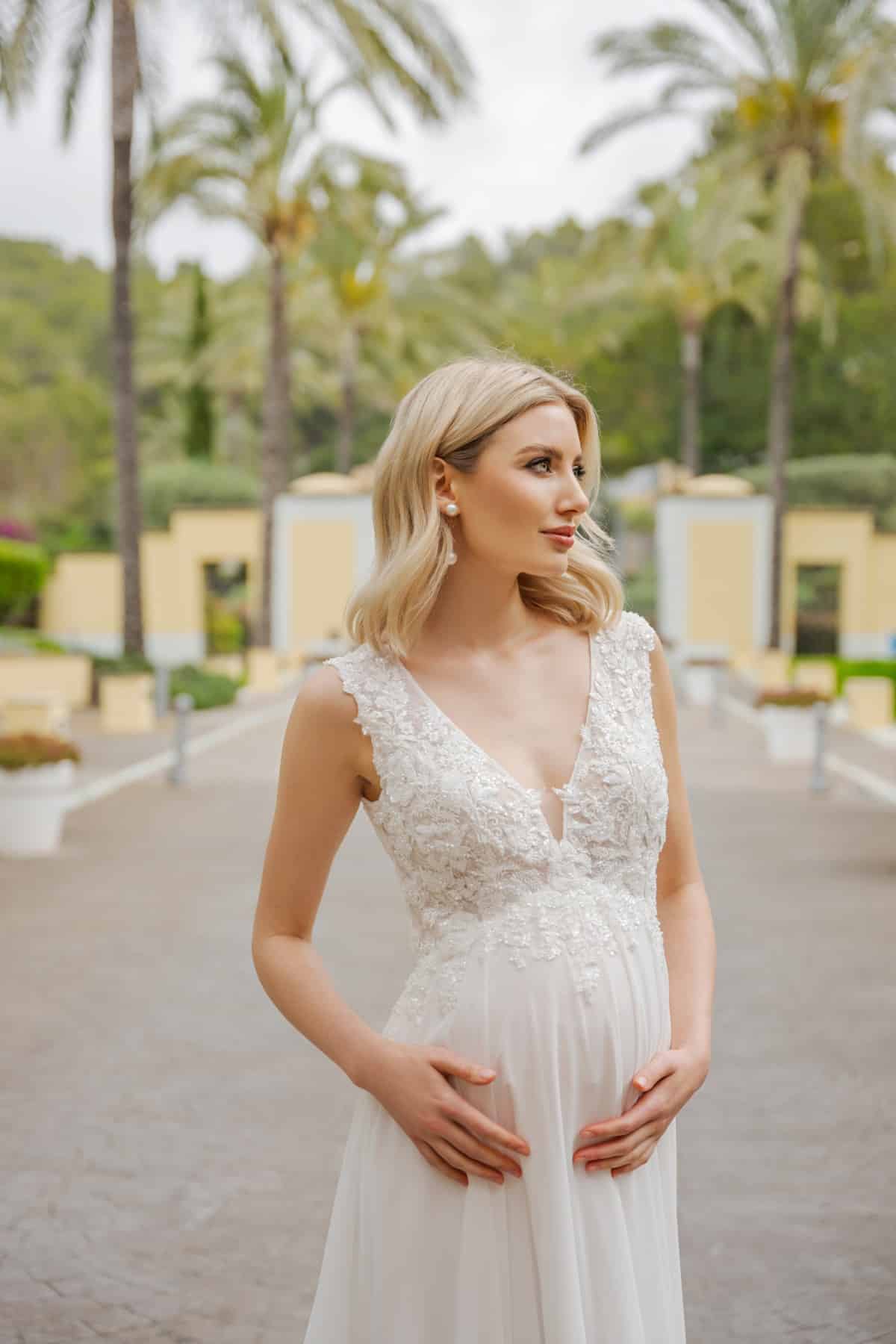 bs526 Umstandskleid Brautkleid Fashion Queen Bei VeRina Brautmoden in Hille Rothenuffeln Chiffonkleid Schleppe breitere Träger hochgeschlossener Rücken mit Knopfleiste (3)