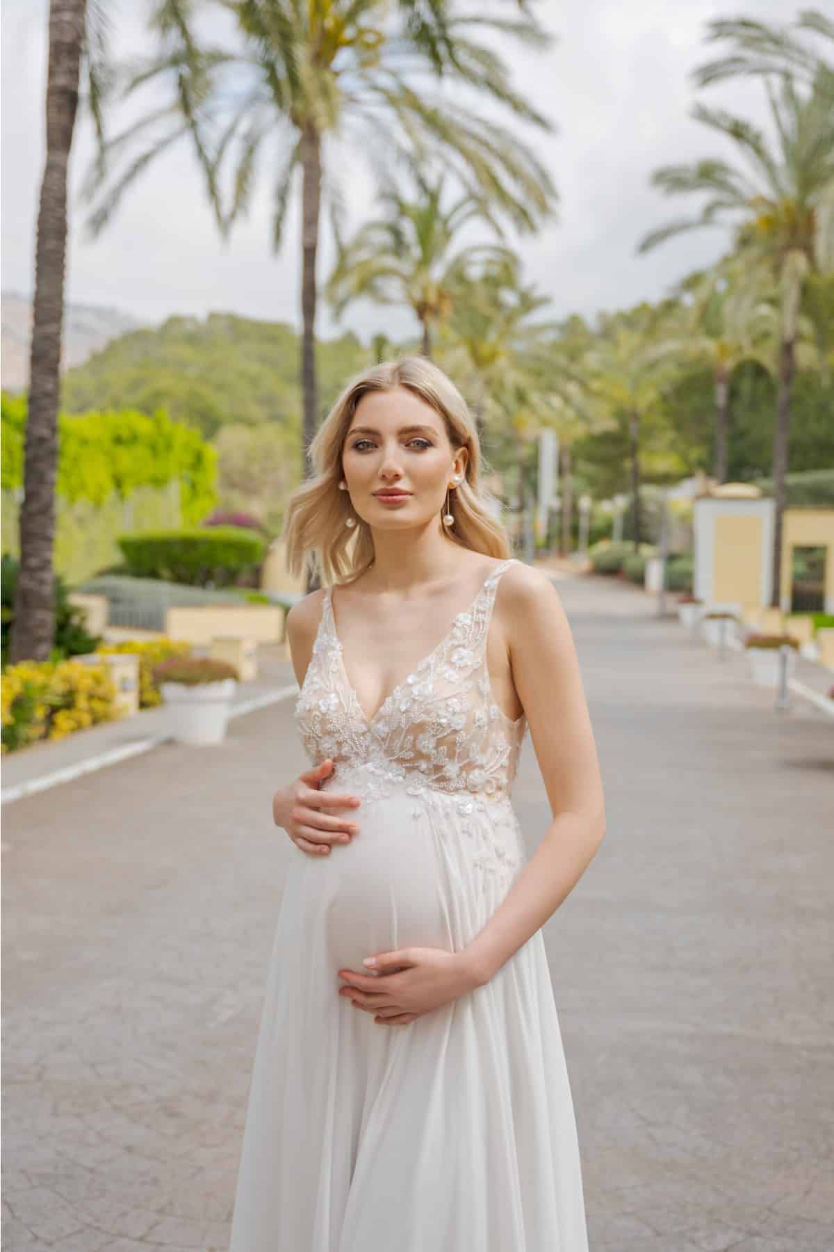 bs527 Brautkleid Umstandskleid Fashion Queen bei VeRina Brautmoden in Hille Rothenuffeln Chiffonkleid Schleppe zarte Spitze mit Blümchen brauner Tüll V Ausschnitt (2)