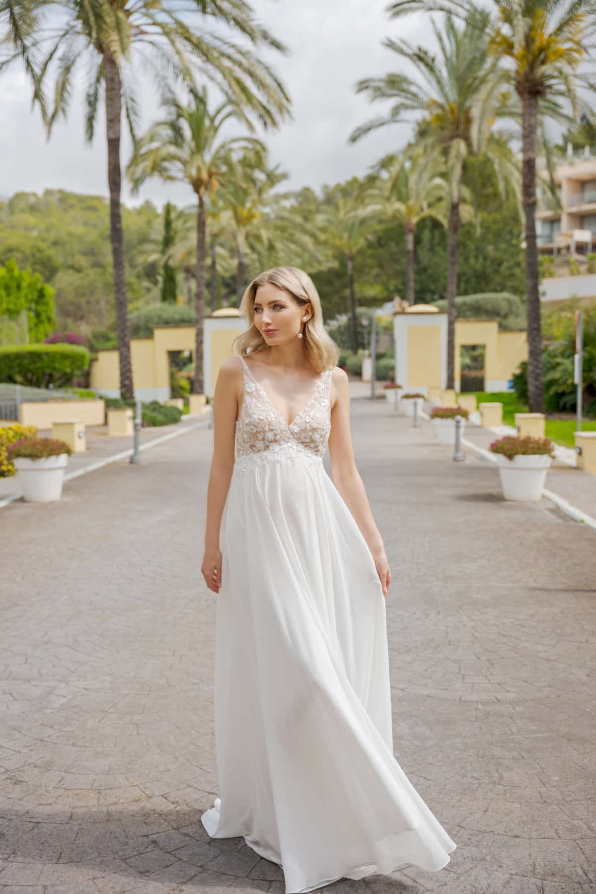 bs527 Brautkleid Umstandskleid Fashion Queen bei VeRina Brautmoden in Hille Rothenuffeln Chiffonkleid Schleppe zarte Spitze mit Blümchen brauner Tüll V Ausschnitt