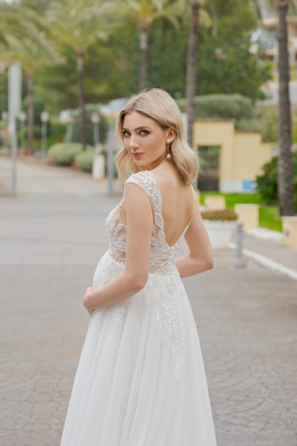 bs528 Brautkleid Umstandskleid Fashion Queen bei VeRina Brautmoden in Hille Rothenuffeln Tüllkleid Schleppe V Ausschnitt Glitzer Blätterspitze (1)