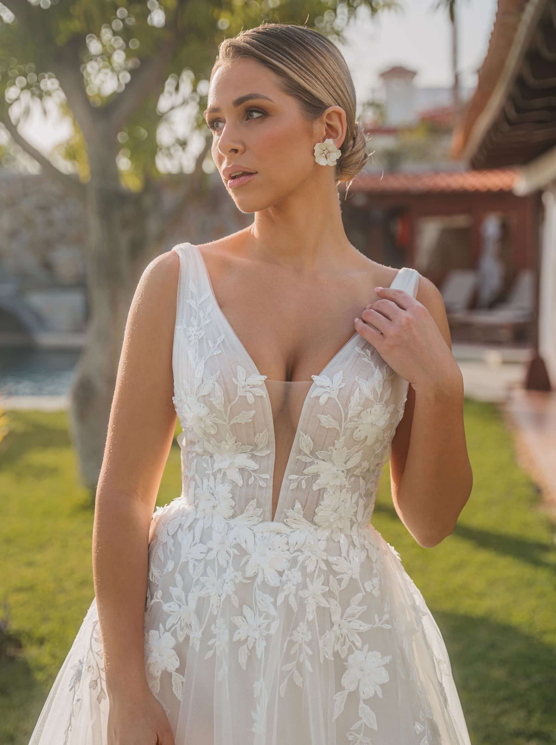 2615 Brautkleid Lisa Donetti bei VeRina Brautmoden in Hille Rothenuffeln Tüllkleid Glitzer Träger Rückenausschnitt V Ausschnitt Blumenspitze 1