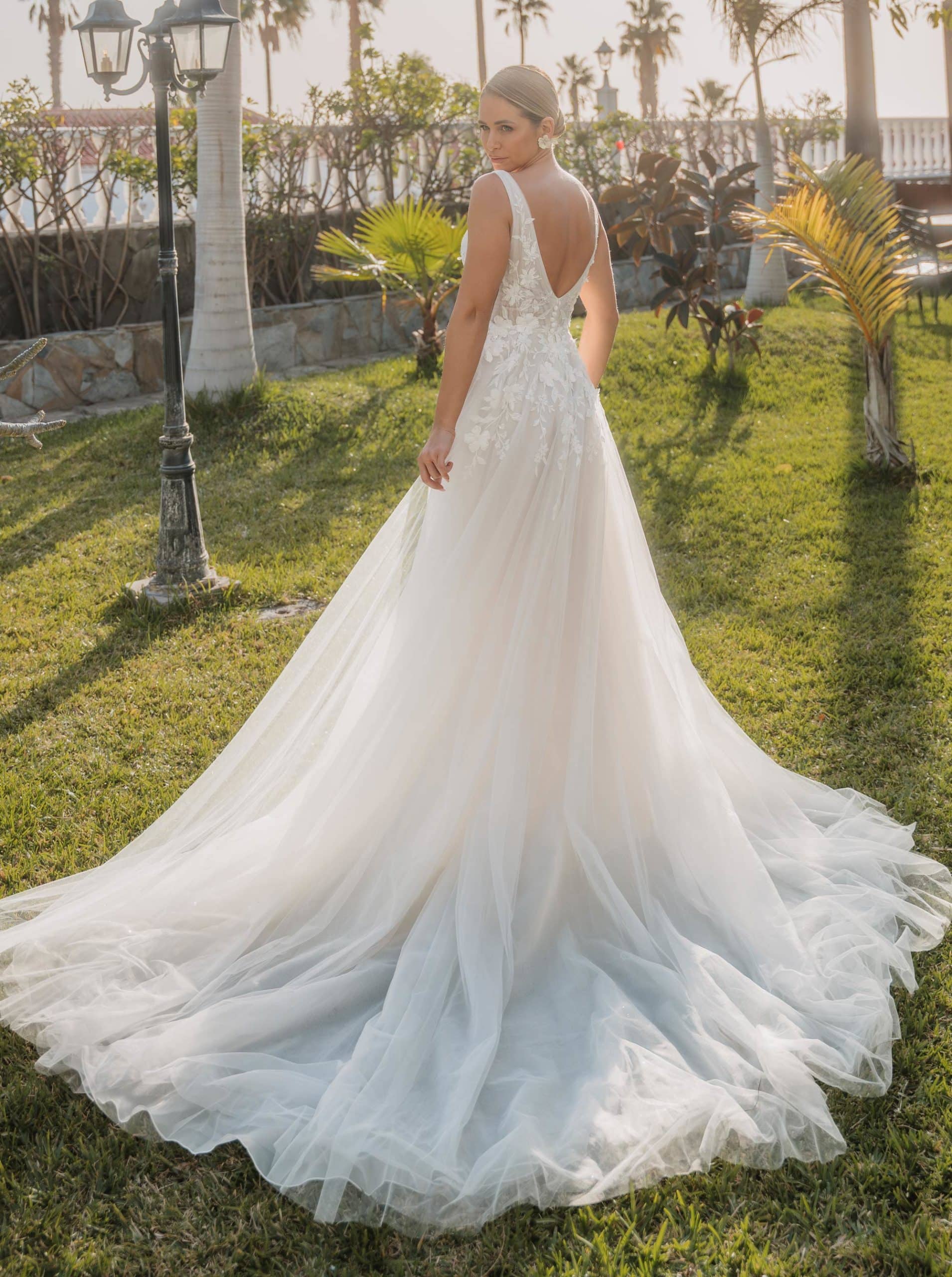 2615 Brautkleid Lisa Donetti bei VeRina Brautmoden in Hille Rothenuffeln Tüllkleid Glitzer Träger Rückenausschnitt V Ausschnitt Blumenspitze 2