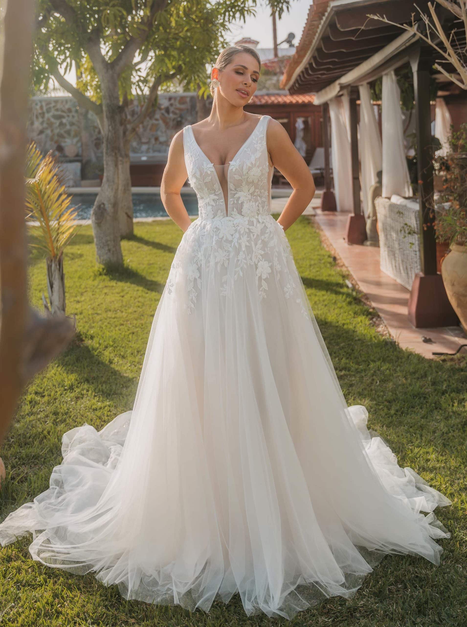 2615 Brautkleid Lisa Donetti bei VeRina Brautmoden in Hille Rothenuffeln Tüllkleid Glitzer Träger Rückenausschnitt V Ausschnitt Blumenspitze