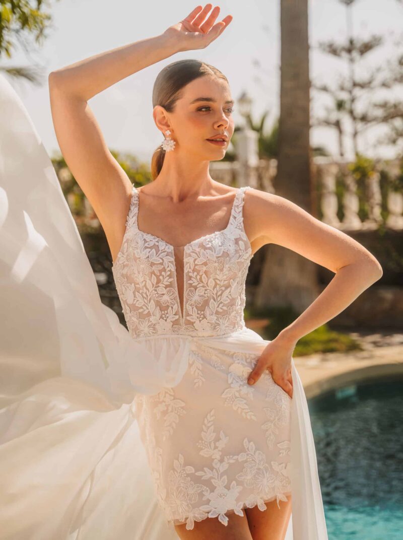 2624 Brautkleid Lisa Donetti bei VeRina Brautmoden in Hille Rothenuffeln kurzes Spitzenkleid abnehmbarer Chiffonrock Träger Rückenausschnitt V Ausschnitt 1