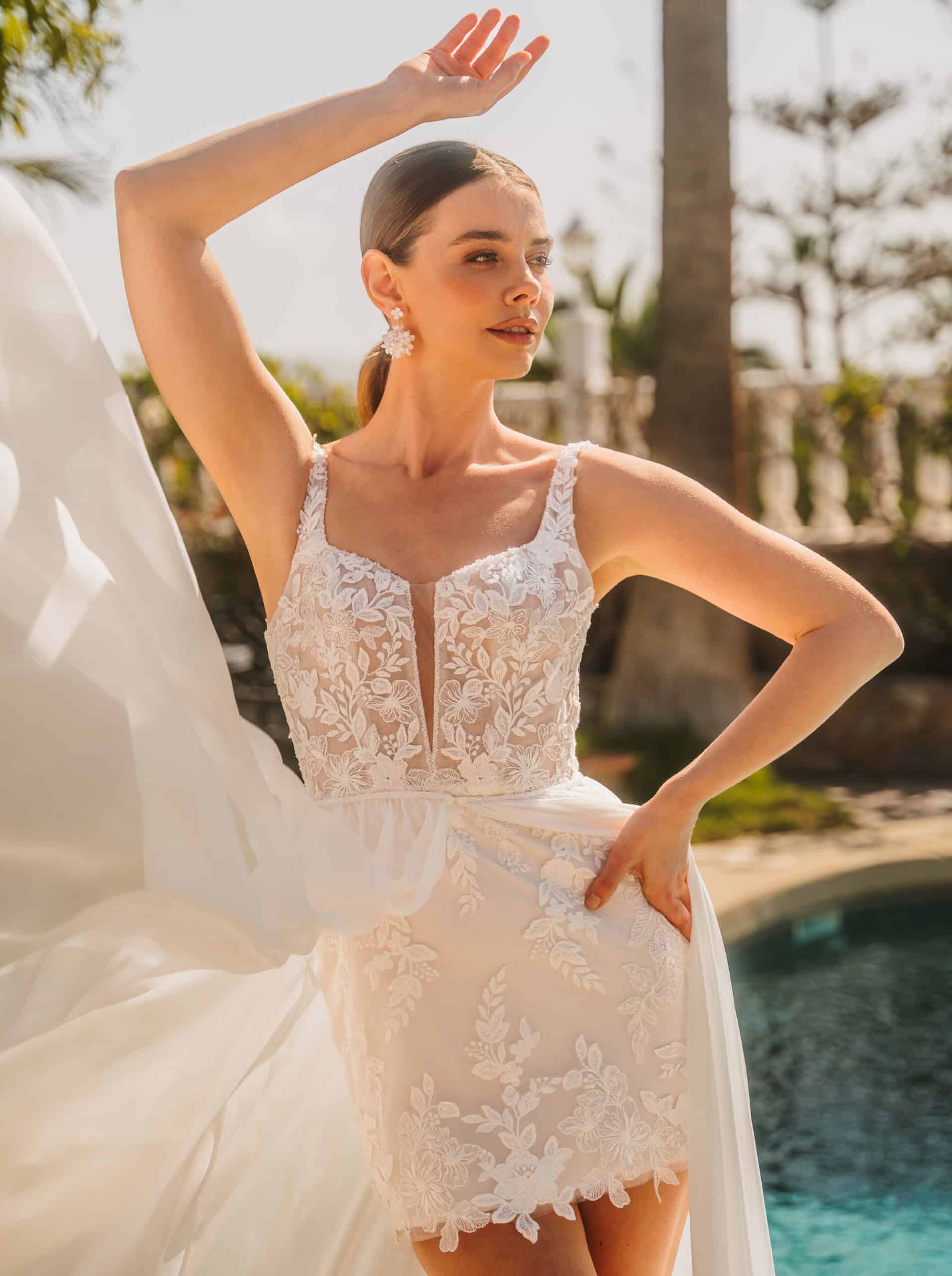 2624 Brautkleid Lisa Donetti bei VeRina Brautmoden in Hille Rothenuffeln kurzes Spitzenkleid abnehmbarer Chiffonrock Träger Rückenausschnitt V Ausschnitt 1