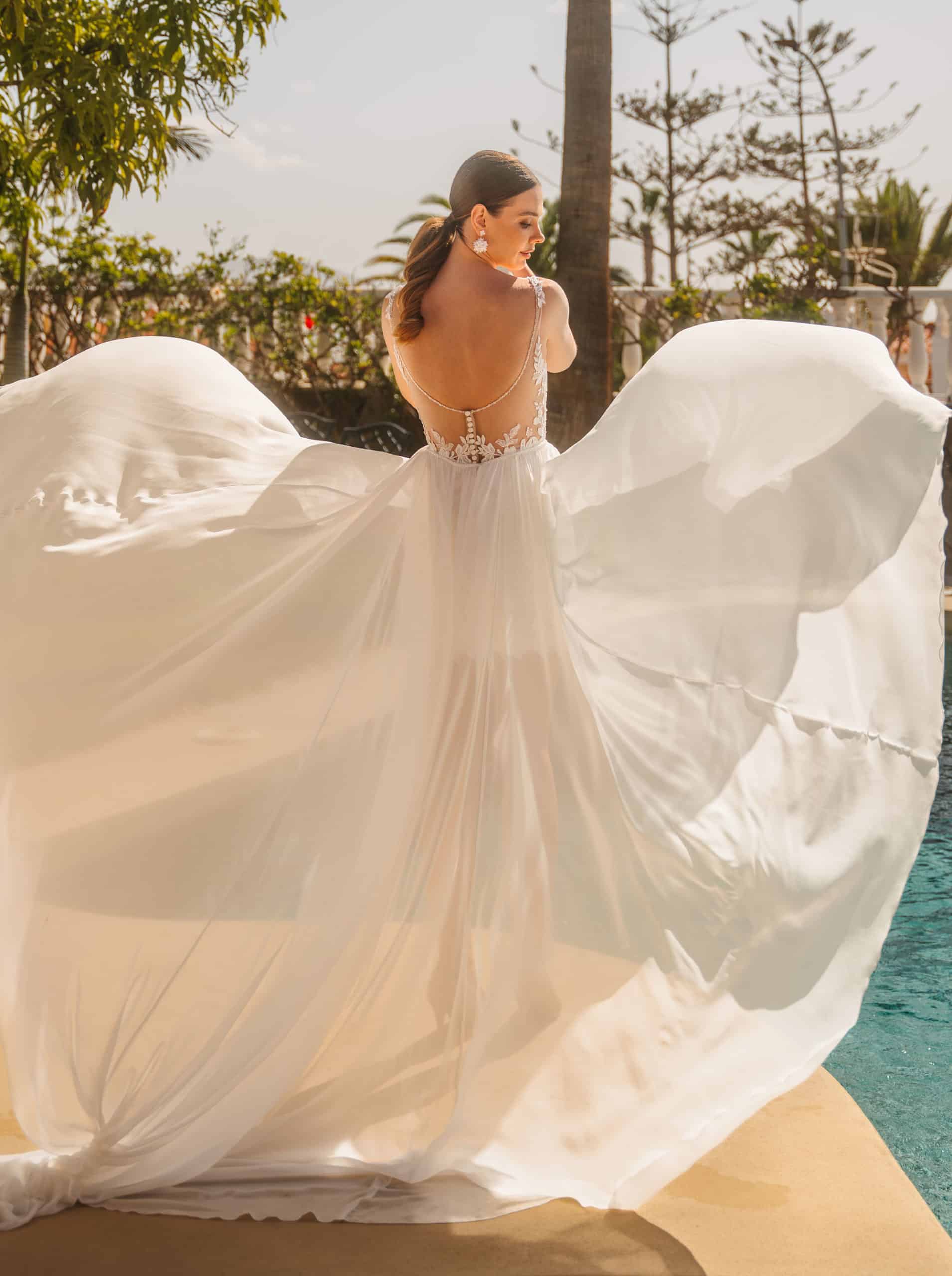 2624 Brautkleid Lisa Donetti bei VeRina Brautmoden in Hille Rothenuffeln kurzes Spitzenkleid abnehmbarer Chiffonrock Träger Rückenausschnitt V Ausschnitt 2