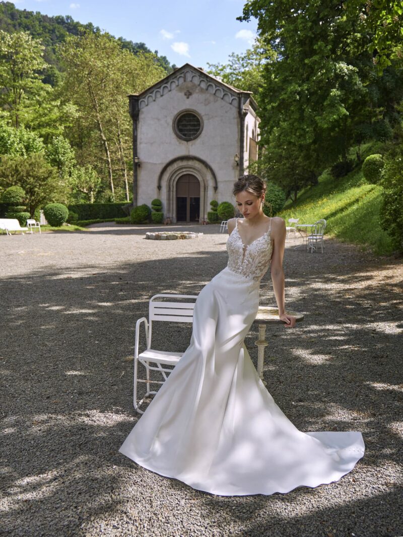Brautkleid 45028 Amelie bei VeRina Brautmoden in Hille Rothenuffeln Satinrrock Spitze Spaghettiträger transparente Corsage V Ausschnitt (1)