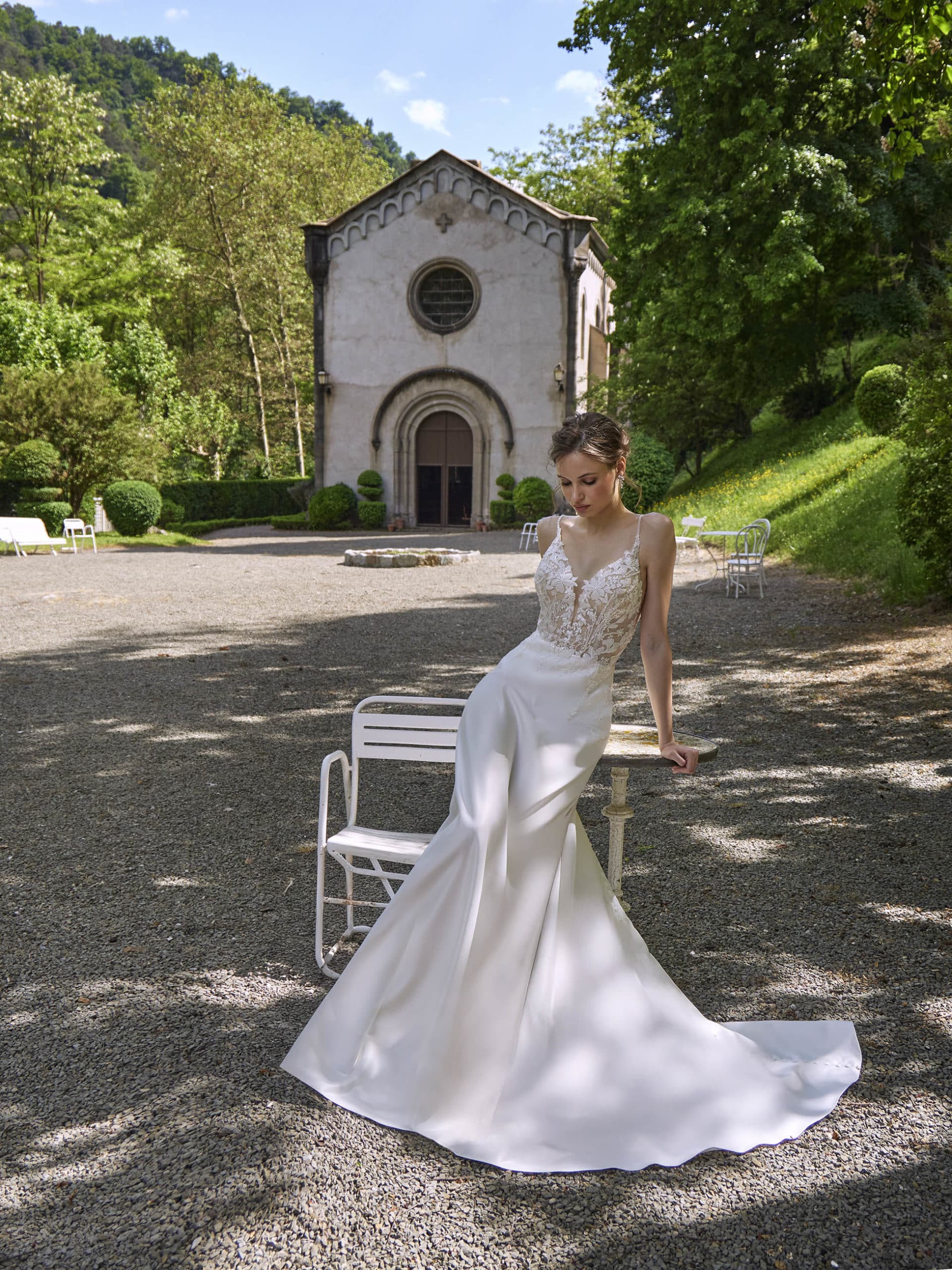 Brautkleid 45028 Amelie bei VeRina Brautmoden in Hille Rothenuffeln Satinrrock Spitze Spaghettiträger transparente Corsage V Ausschnitt (1)