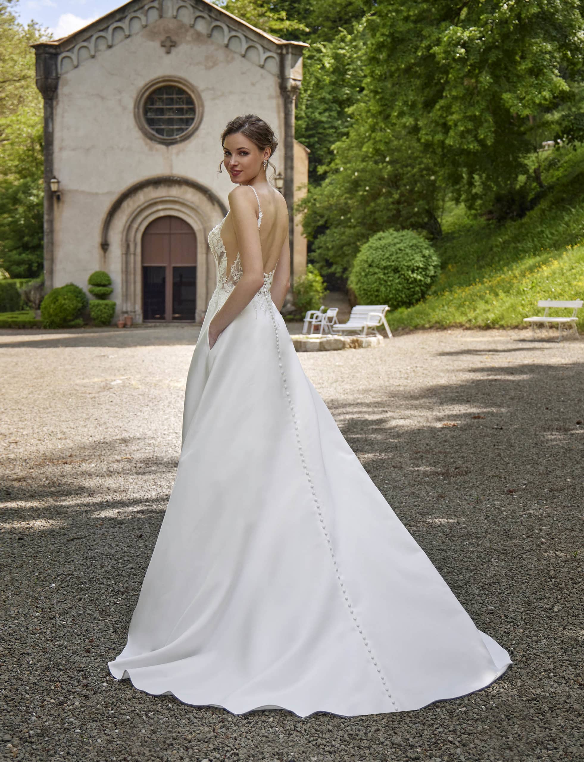 Brautkleid 45028 Amelie bei VeRina Brautmoden in Hille Rothenuffeln Satinrrock Spitze Spaghettiträger transparente Corsage V Ausschnitt (2)