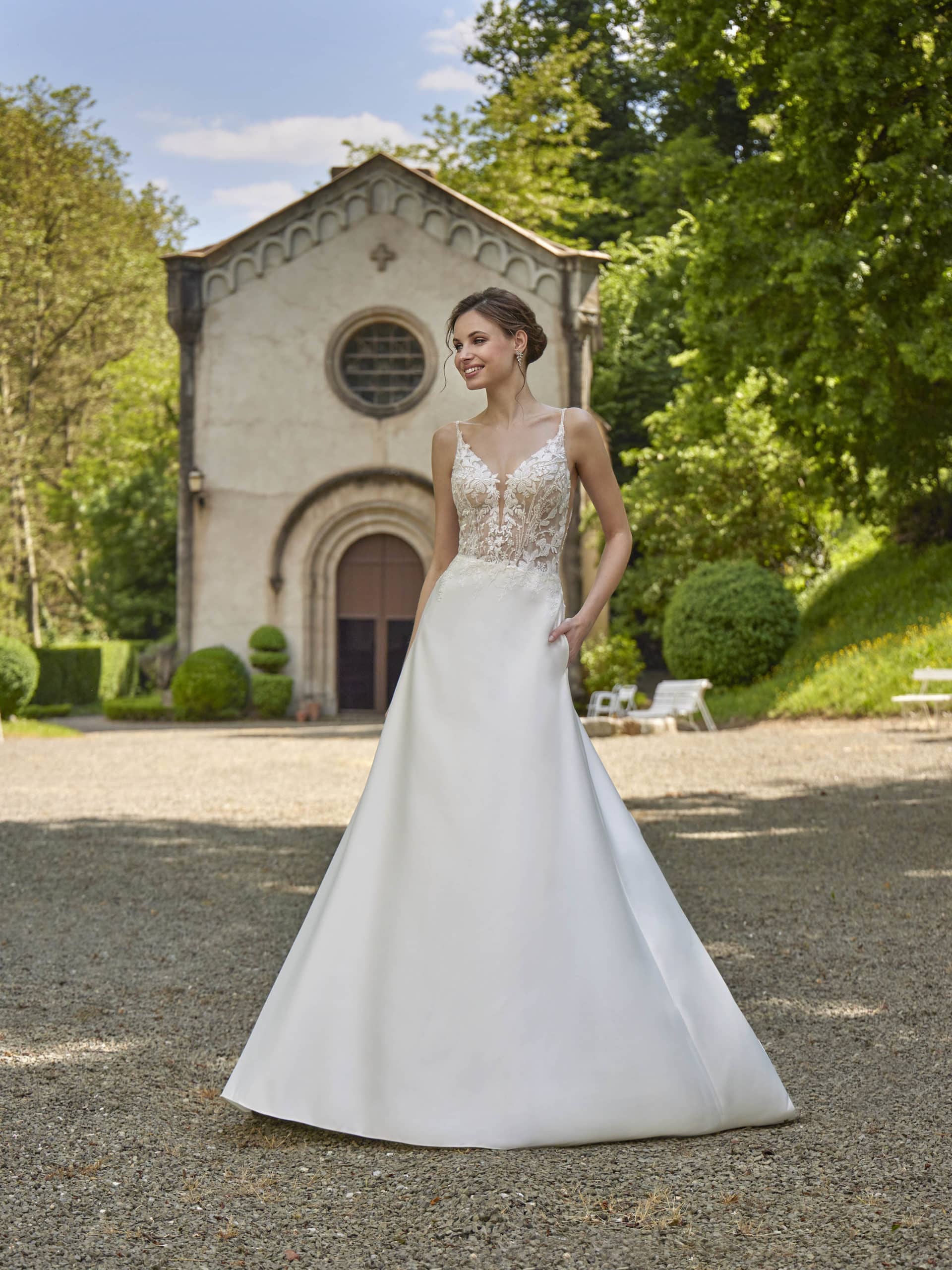 Brautkleid 45028 Amelie bei VeRina Brautmoden in Hille Rothenuffeln Satinrrock Spitze Spaghettiträger transparente Corsage V Ausschnitt