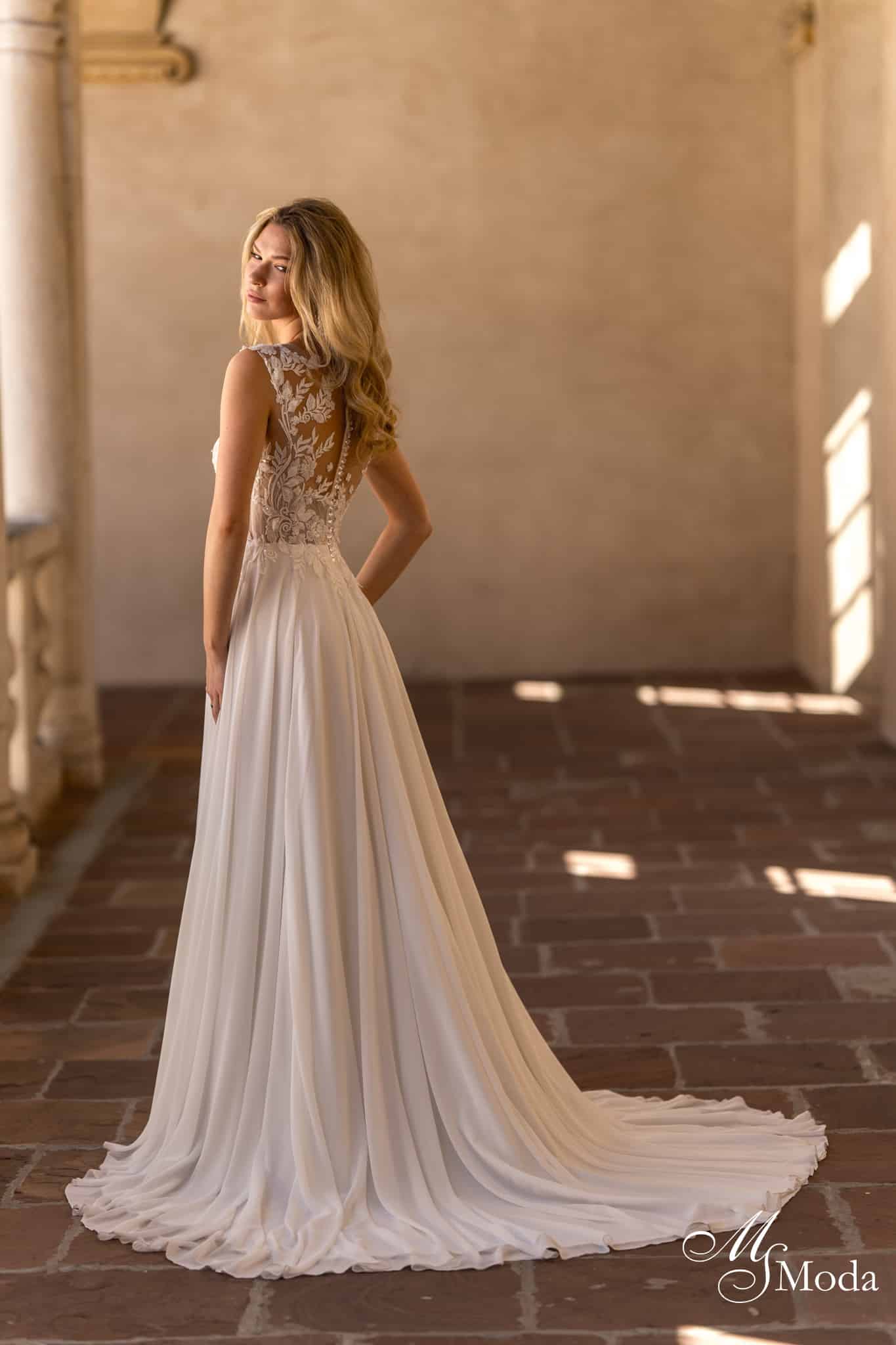 Brautkleid Adria MS Moda bei VeRina Brautmoden in Hille Rothenuffeln Chiffonkleid mit Schleppe grobe Spitze transparent hochgeschlossen Schlitz (2)