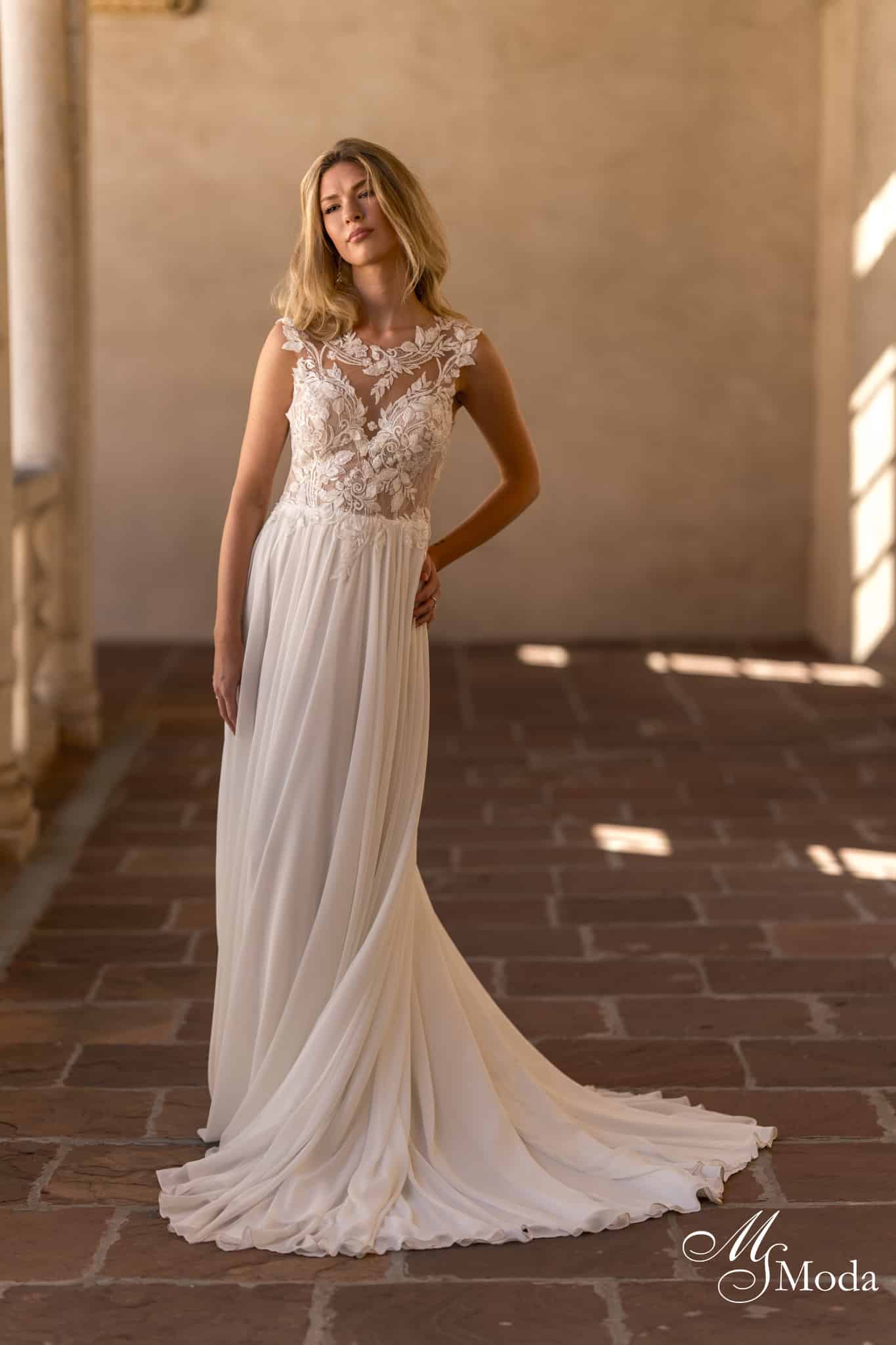 Brautkleid Adria MS Moda bei VeRina Brautmoden in Hille Rothenuffeln Chiffonkleid mit Schleppe grobe Spitze transparent hochgeschlossen Schlitz (3)