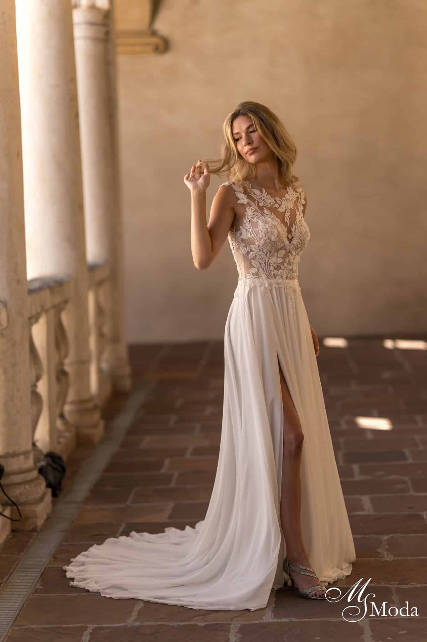 Brautkleid Adria MS Moda bei VeRina Brautmoden in Hille Rothenuffeln Chiffonkleid mit Schleppe grobe Spitze transparent hochgeschlossen Schlitz (4)