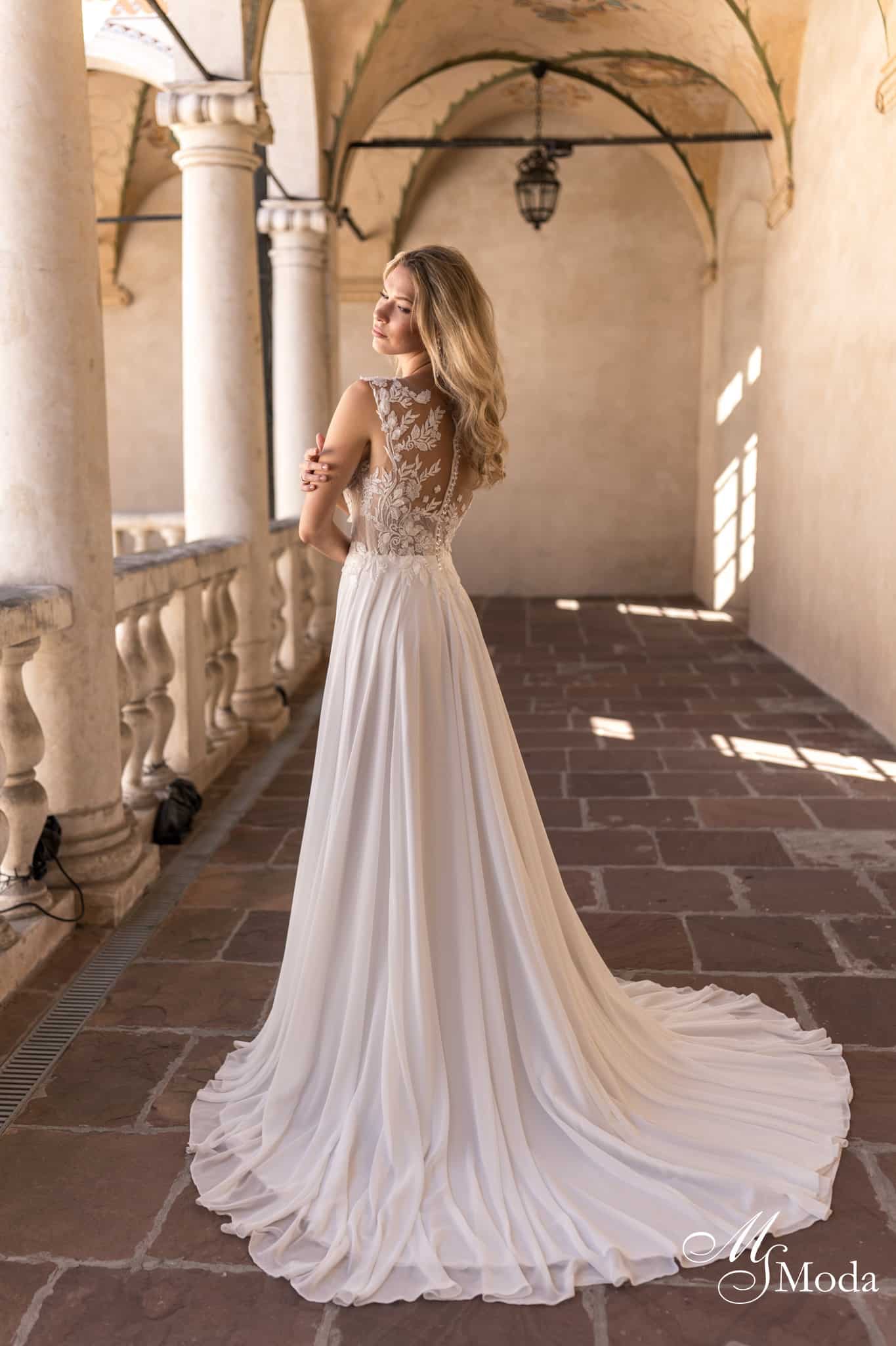 Brautkleid Adria MS Moda bei VeRina Brautmoden in Hille Rothenuffeln Chiffonkleid mit Schleppe grobe Spitze transparent hochgeschlossen Schlitz