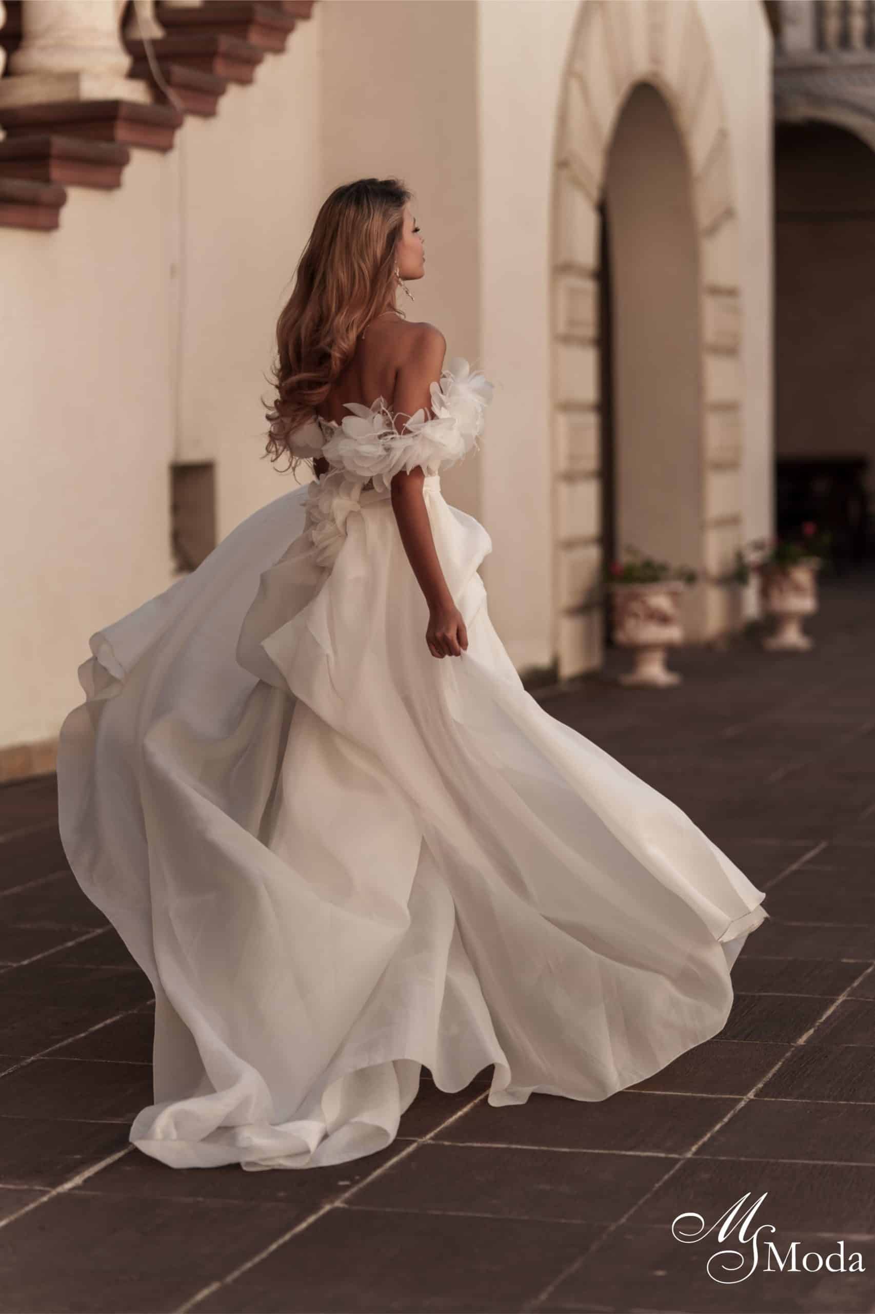 Brautkleid Anastelle MS Moda bei VeRina Brautmoden in Hille Rothenuffeln kurzes Kleid Pailletten abnehmbare Schleppe aus Organza große 3D Blüten Carmenträger (3)