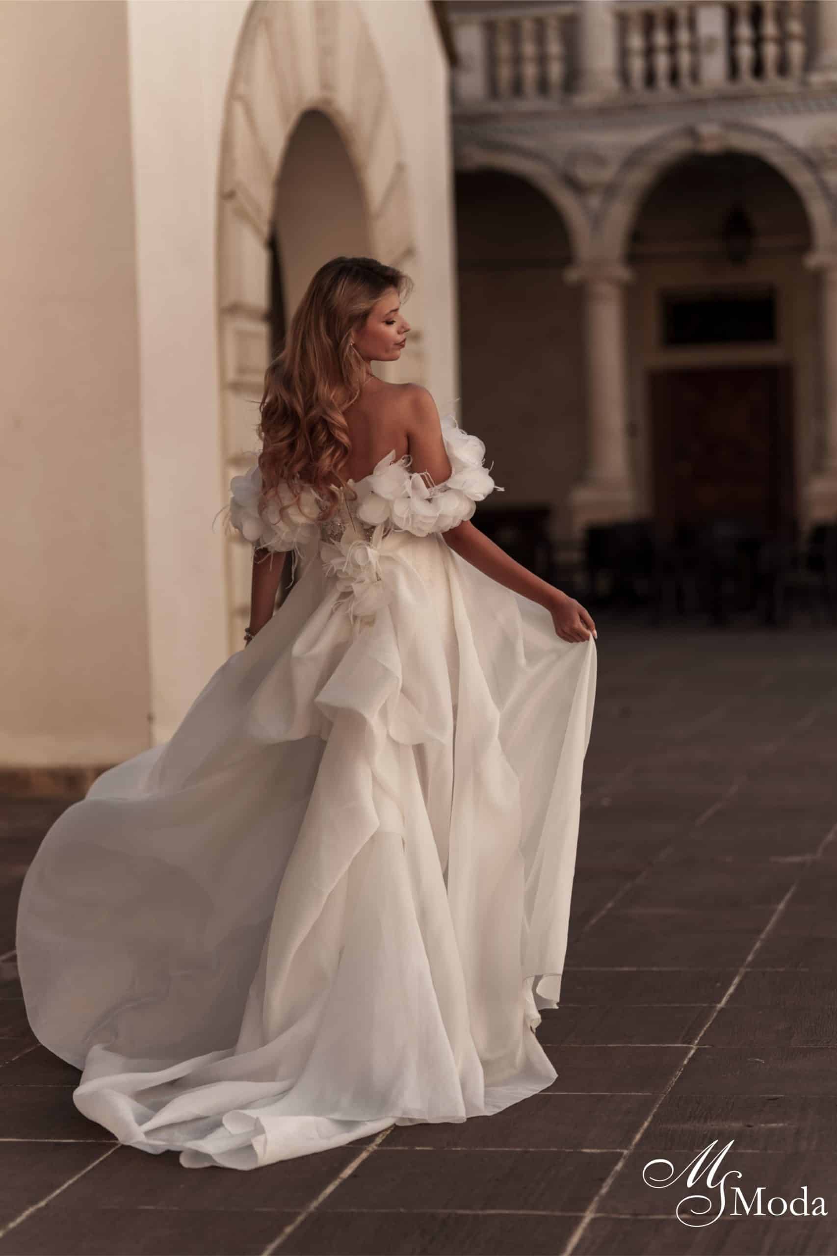 Brautkleid Anastelle MS Moda bei VeRina Brautmoden in Hille Rothenuffeln kurzes Kleid Pailletten abnehmbare Schleppe aus Organza große 3D Blüten Carmenträger (4)