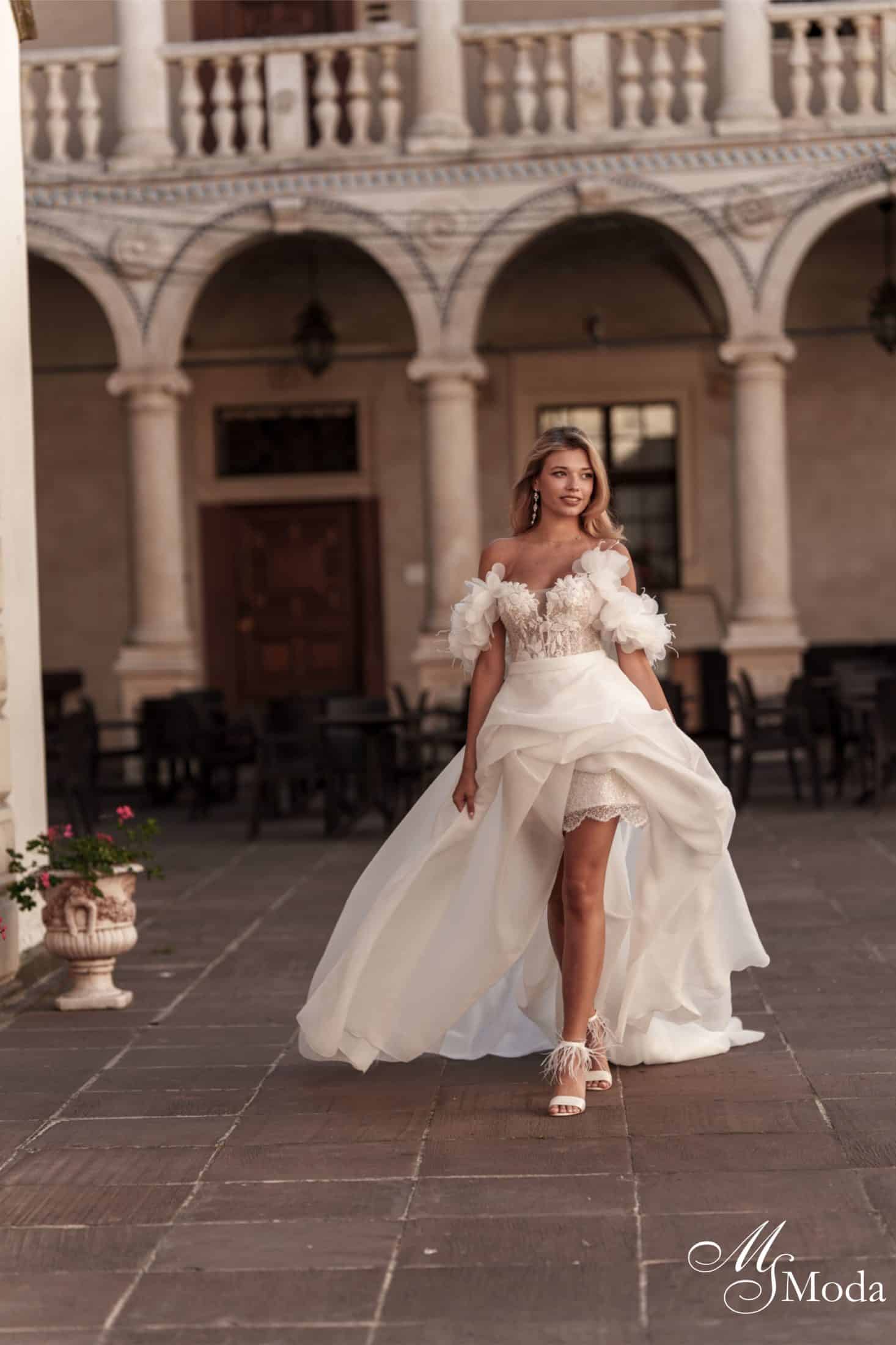 Brautkleid Anastelle MS Moda bei VeRina Brautmoden in Hille Rothenuffeln kurzes Kleid Pailletten abnehmbare Schleppe aus Organza große 3D Blüten Carmenträger (5)