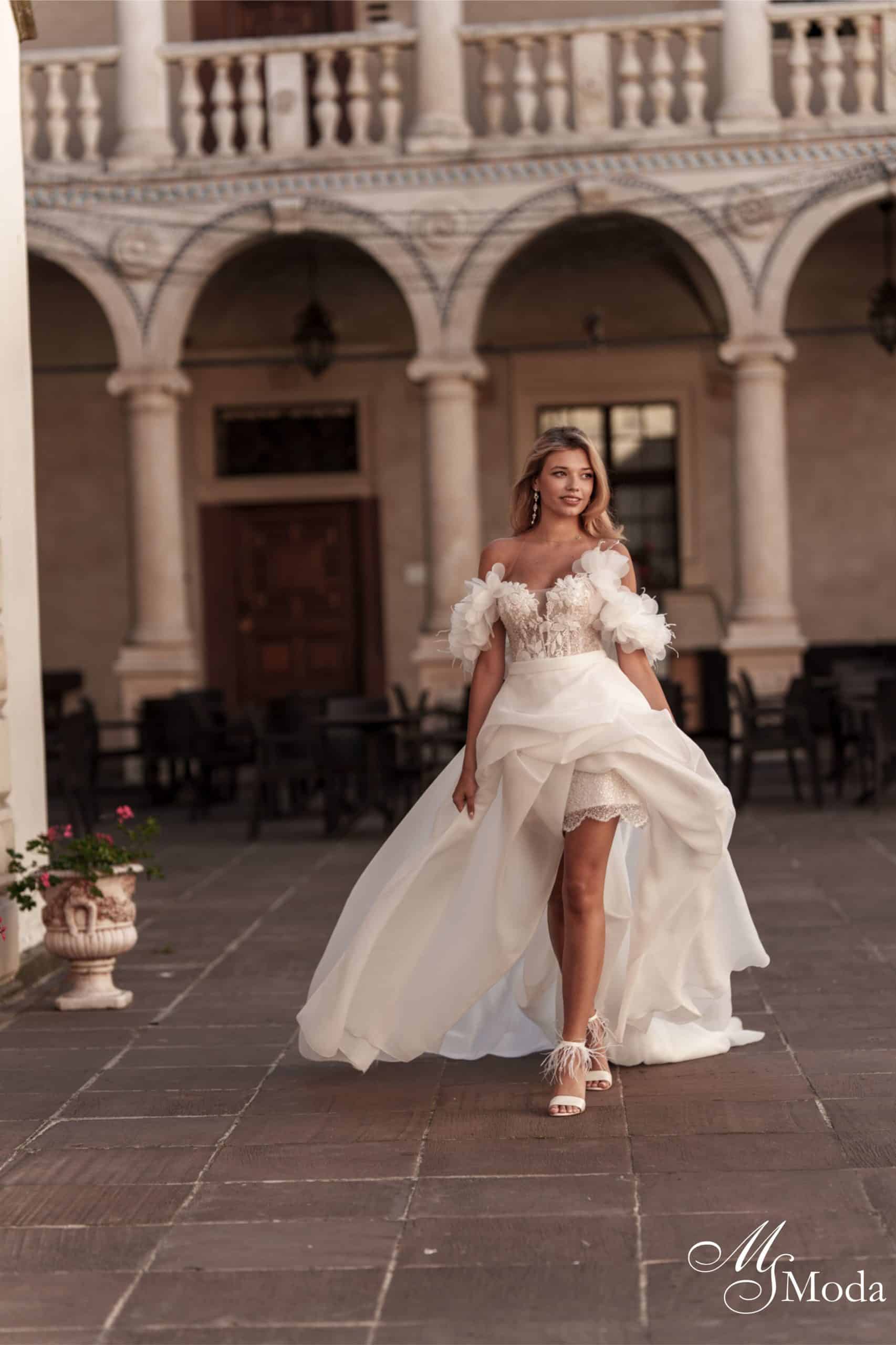 Brautkleid Anastelle MS Moda bei VeRina Brautmoden in Hille Rothenuffeln kurzes Kleid Pailletten abnehmbare Schleppe aus Organza große 3D Blüten Carmenträger (5)