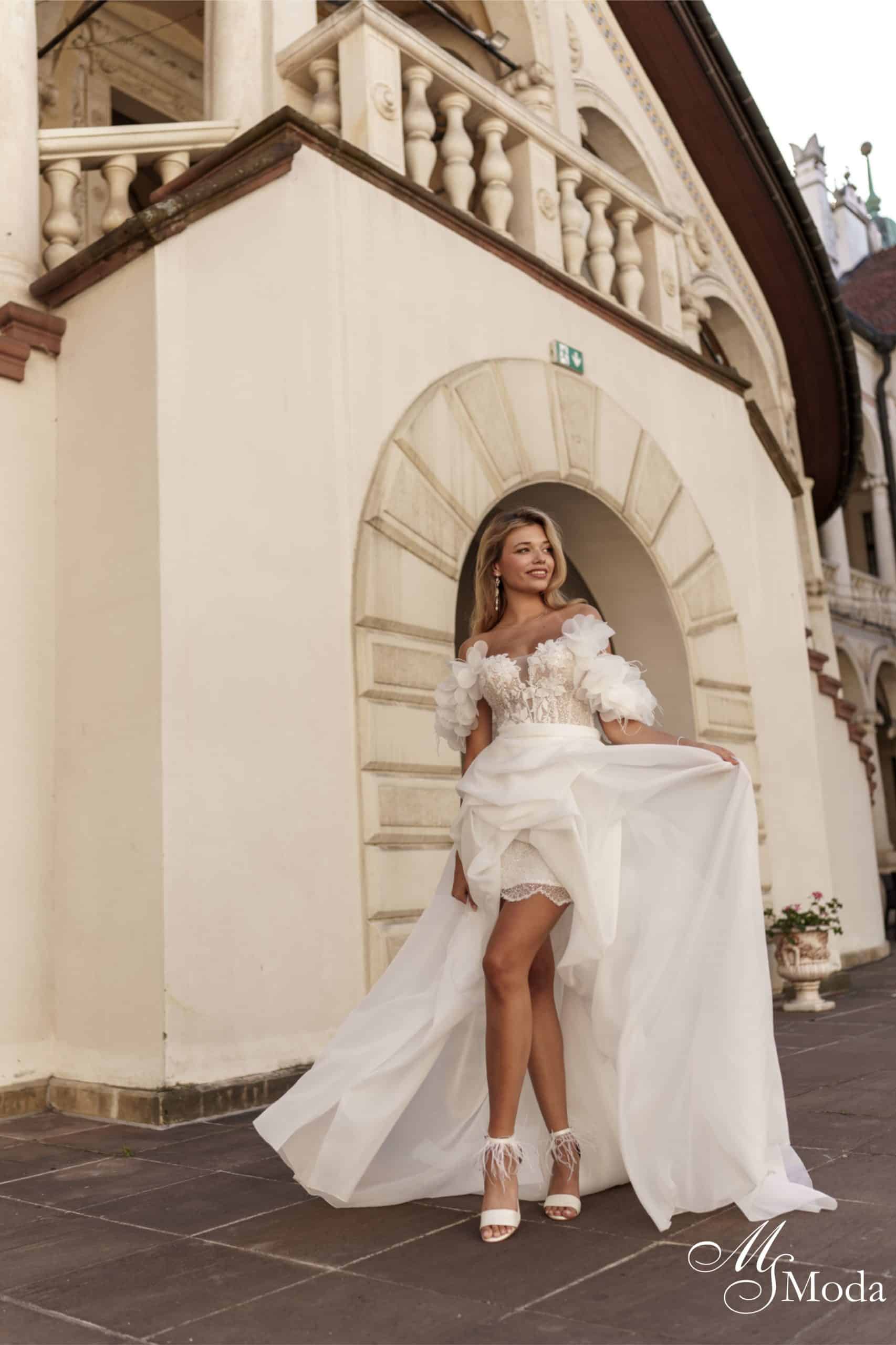 Brautkleid Anastelle MS Moda bei VeRina Brautmoden in Hille Rothenuffeln kurzes Kleid Pailletten abnehmbare Schleppe aus Organza große 3D Blüten Carmenträger