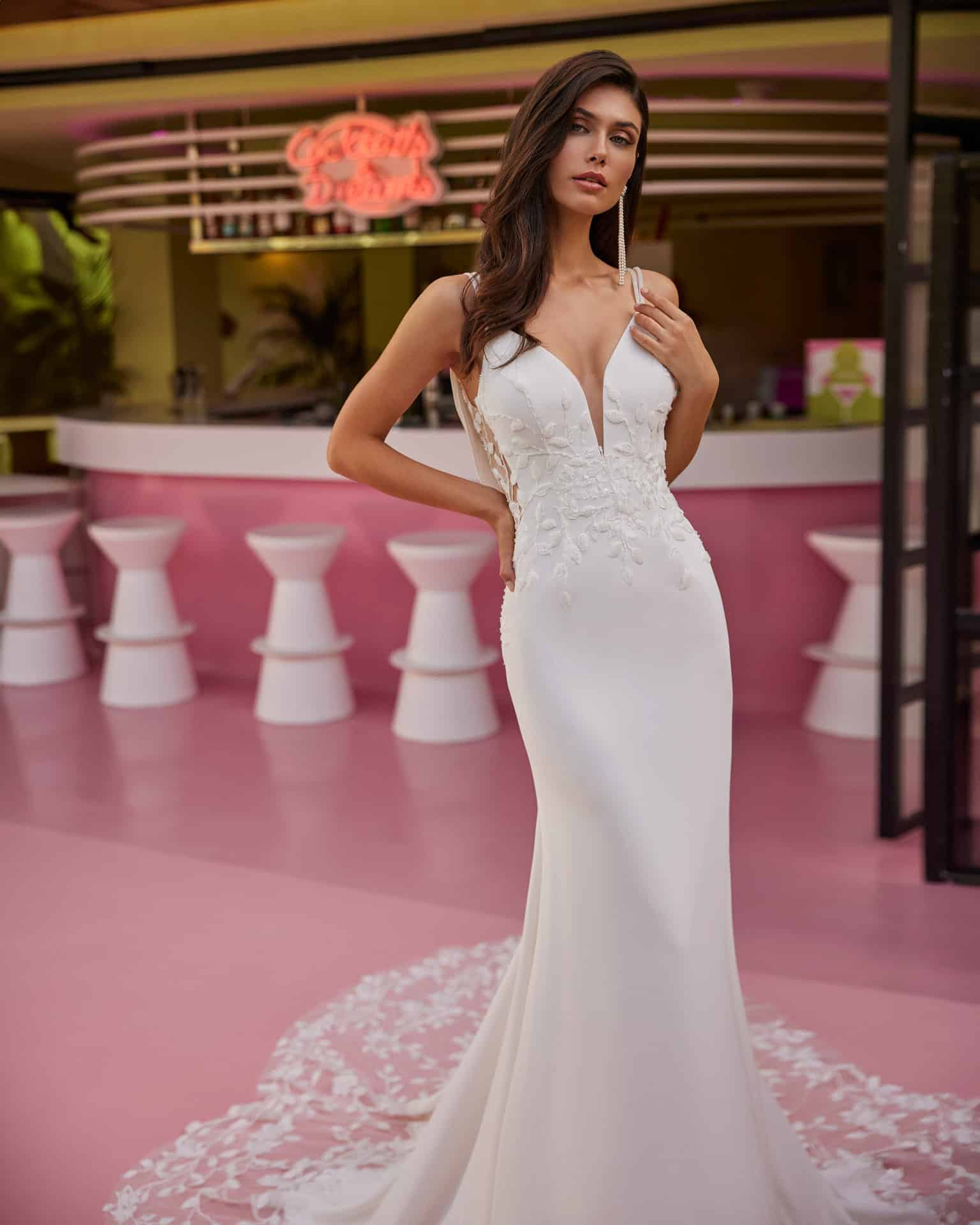 Brautkleid JANIAH LUNA NOVIAS bei VeRina Brautmoden in Hille Rothenuffeln figurbetont Spitze dünne Träger wasserfallrücken Schleppe (1)