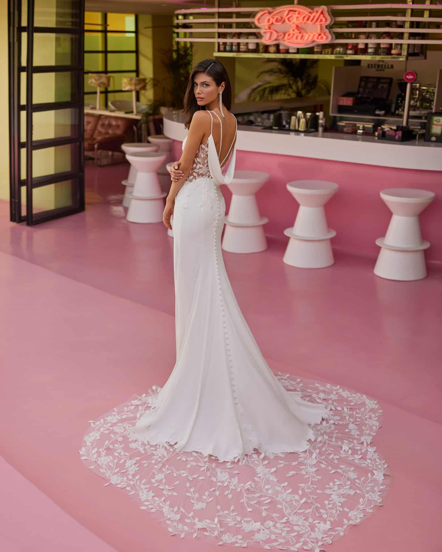 Brautkleid JANIAH LUNA NOVIAS bei VeRina Brautmoden in Hille Rothenuffeln figurbetont Spitze dünne Träger wasserfallrücken Schleppe