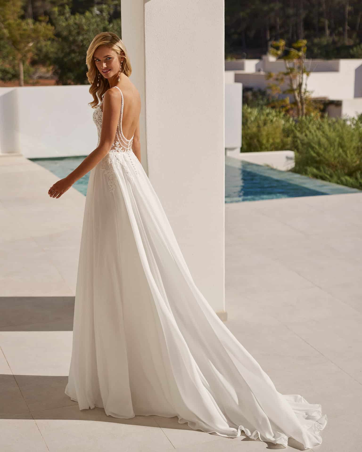 Brautkleid SALINA ADRIANA ALIER bei VeRina Brautmoden in Hille Rothenuffeln Chiffonkleid mit Schlitz Spaghettiträger V Ausschnitt Blätterspitze (2)